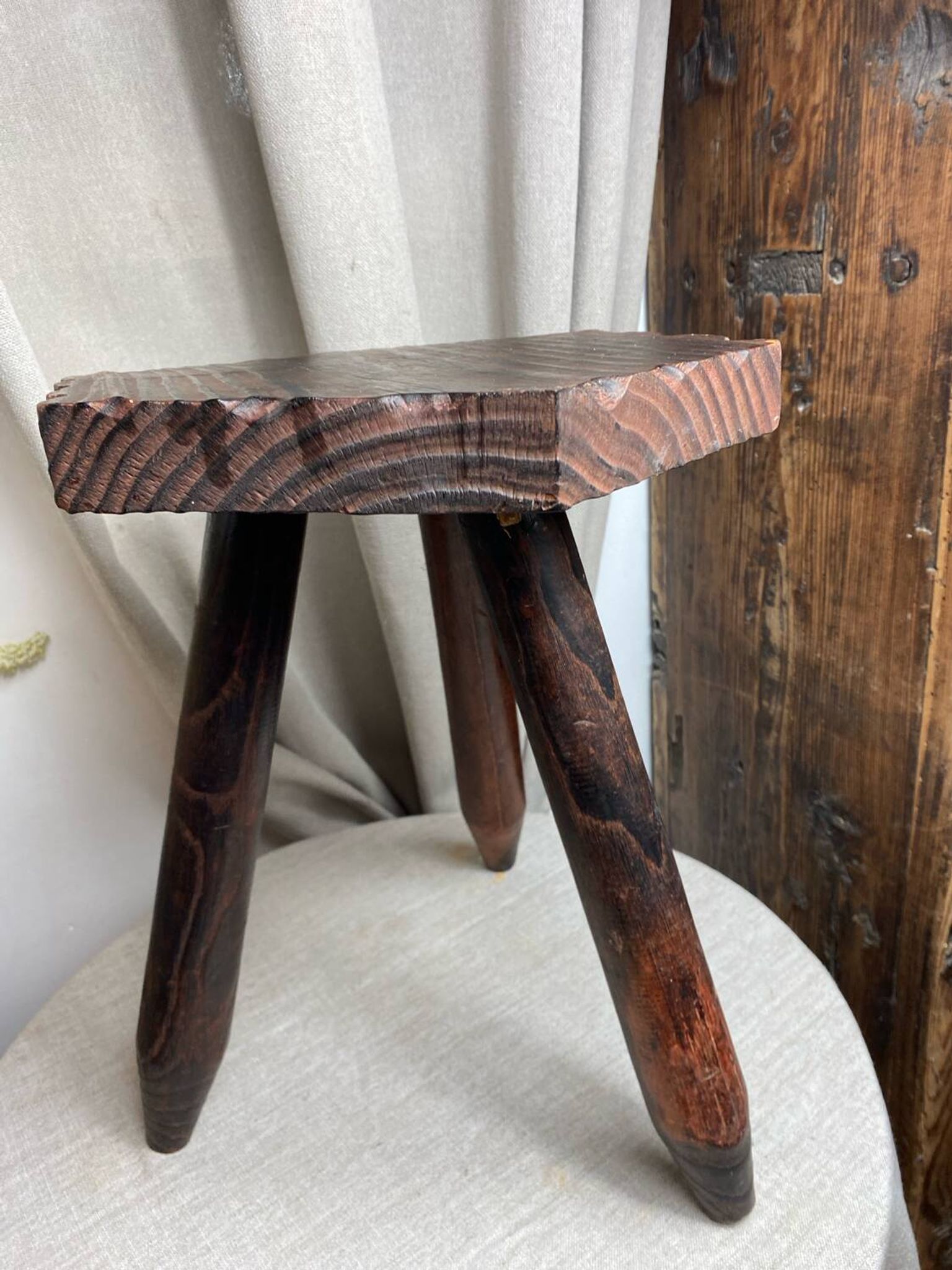 Tabouret de ferme français  tripode en bois années 60
