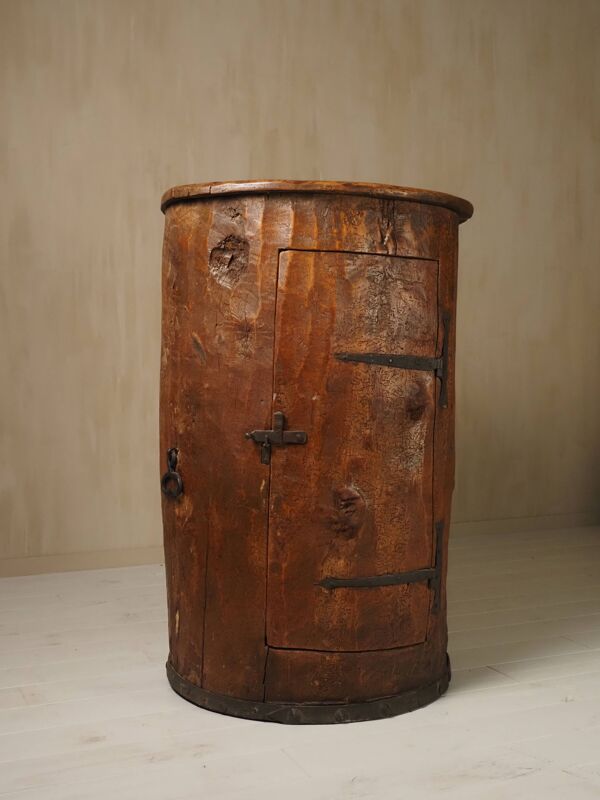 Armoire d'art populaire primitif réalisée à partir d'un vieux tronc d'arbre.