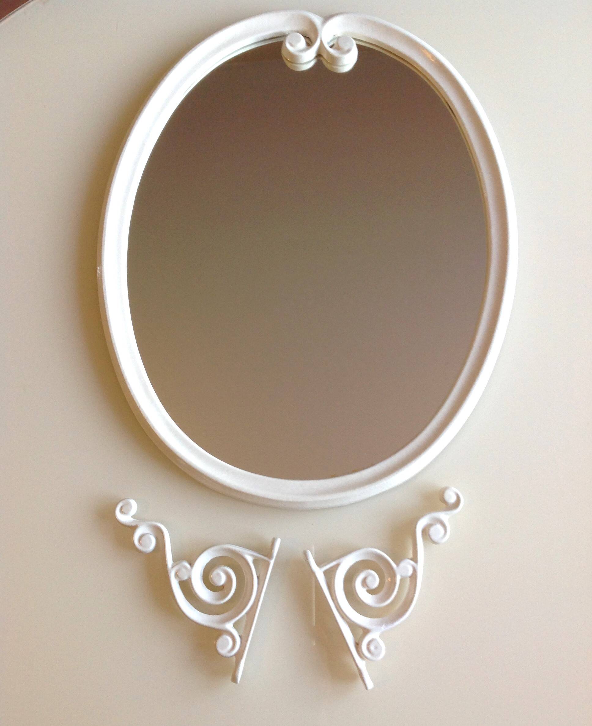 Miroir et tablette en fonte emaillée blanche / style art deco