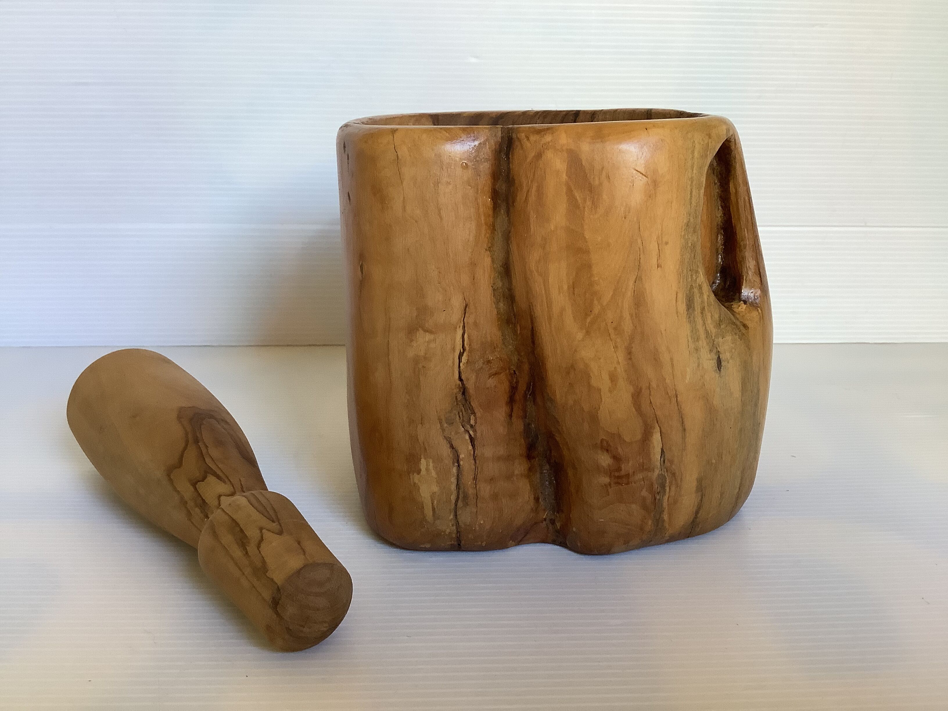 Solid wood mortar and its pestle