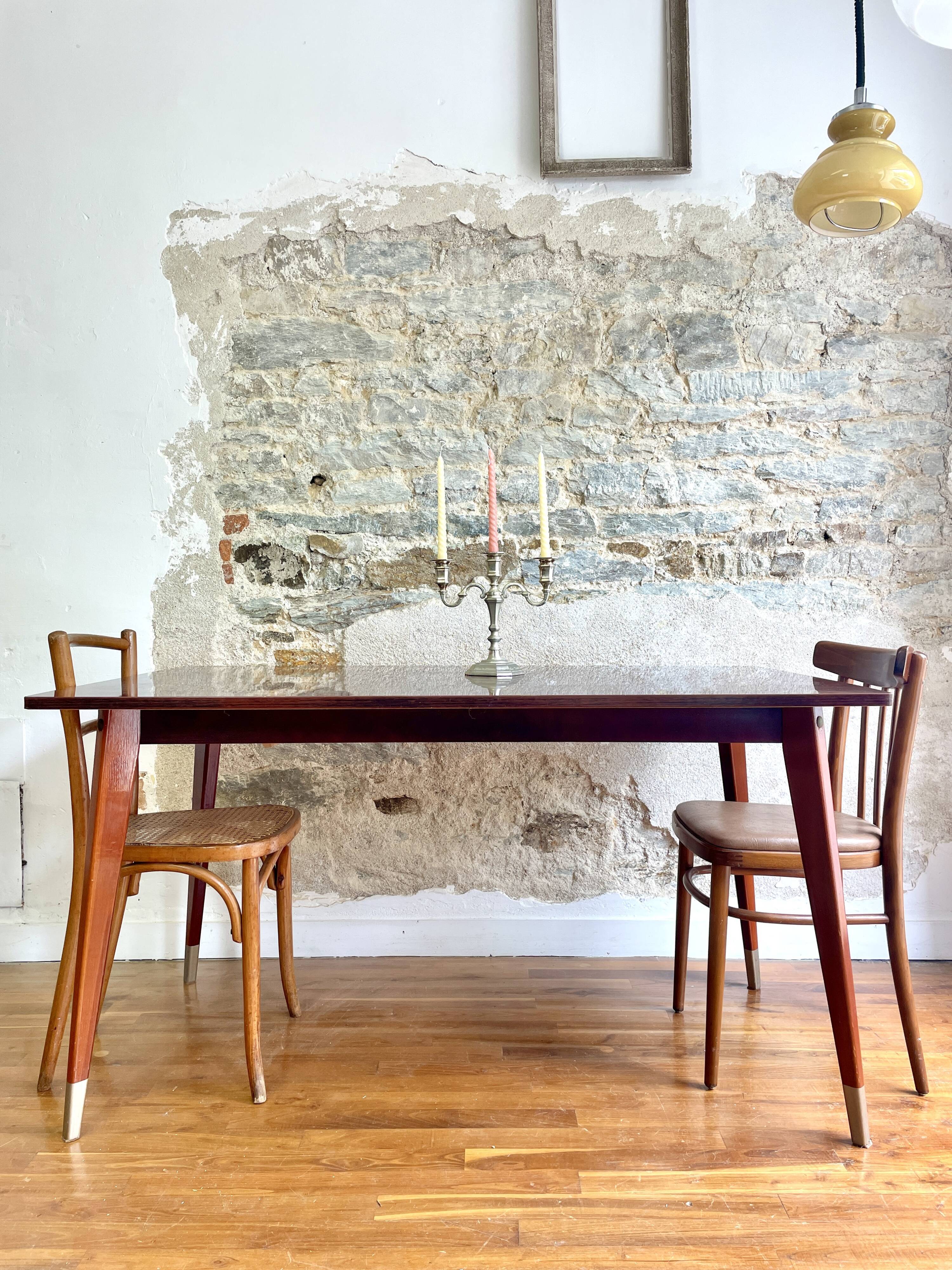 Extendable dining table compass feet