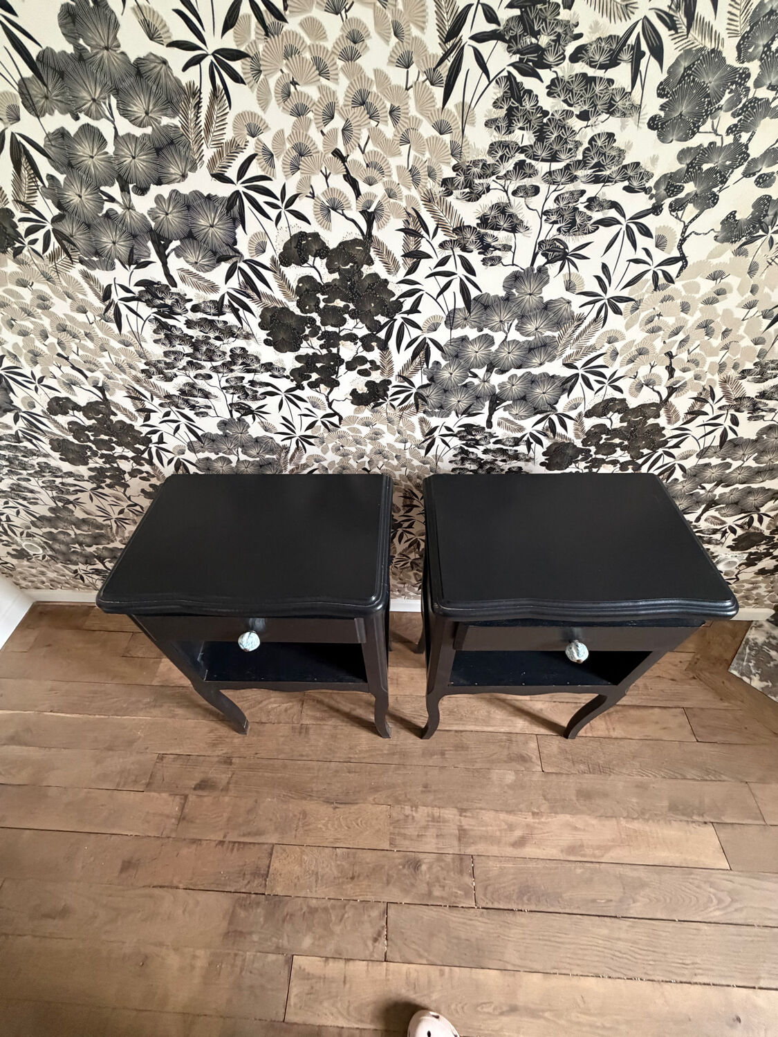 Paire de chevets vintage noir mat relookés – style Louis XV chic – tab