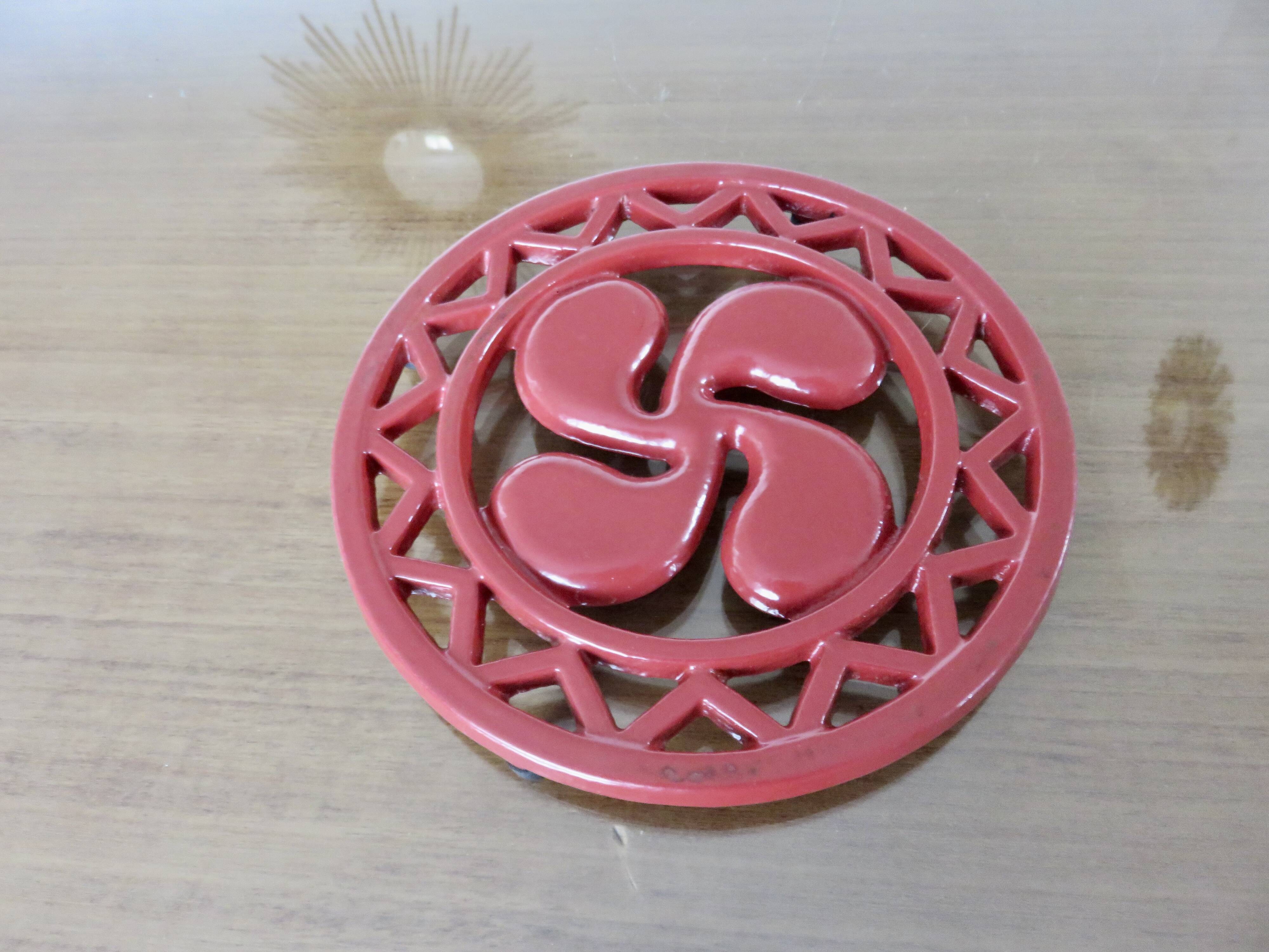 Basque cross trivet in red cast iron 1970