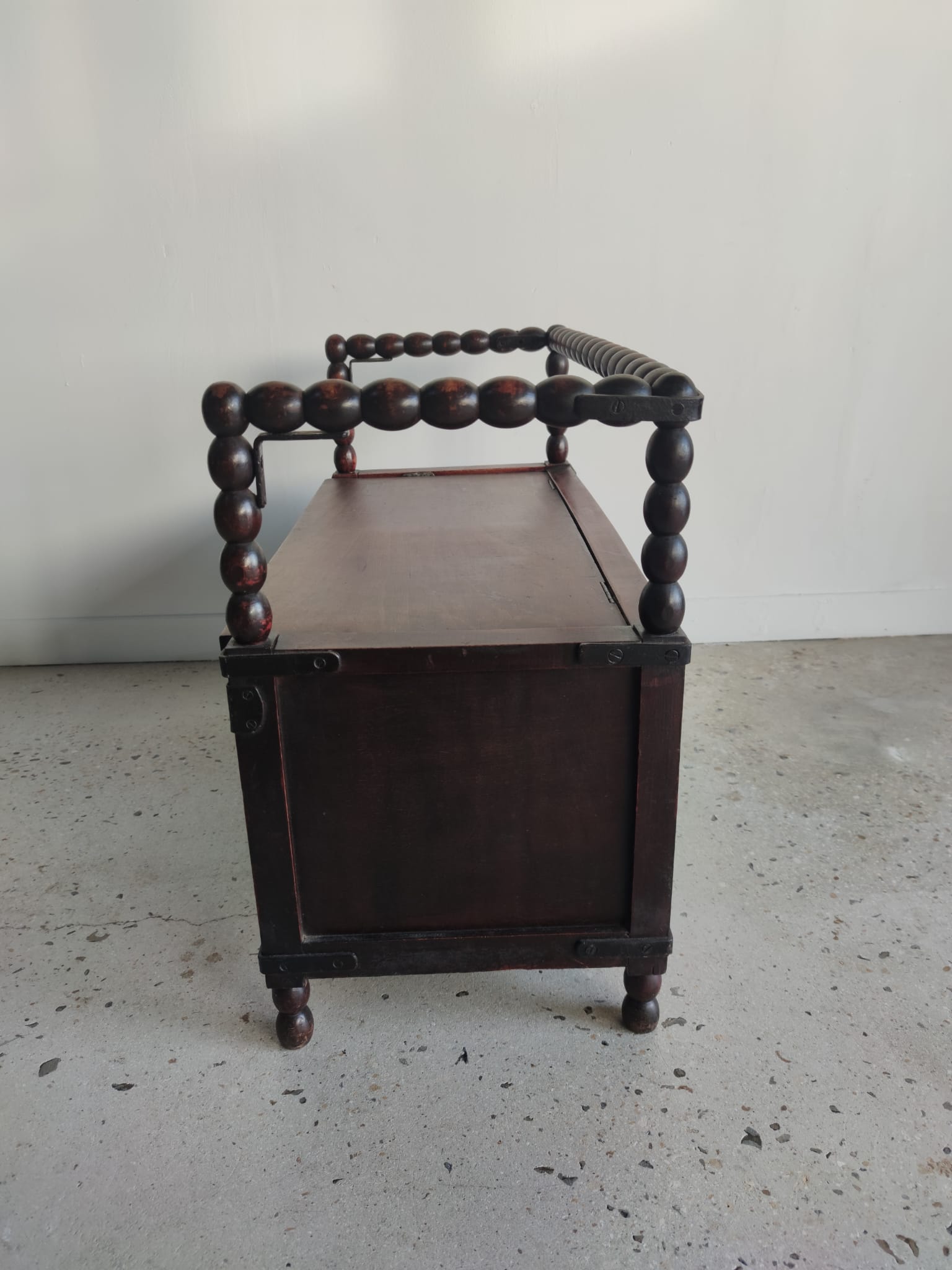 Natural wood chest forming a bench, ringed shoulders