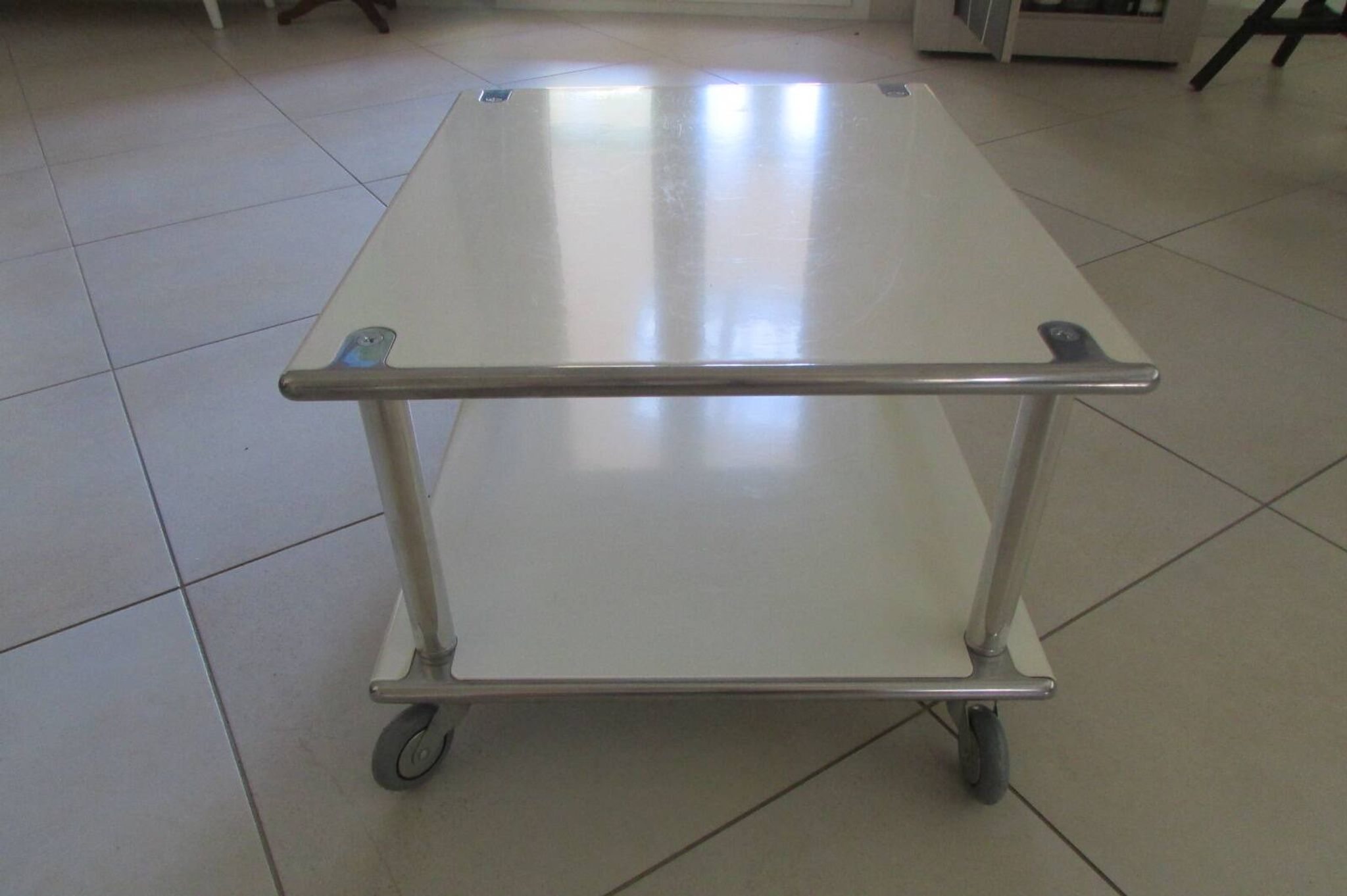 Table basse space age double plateaux en acier laqué blanc, France