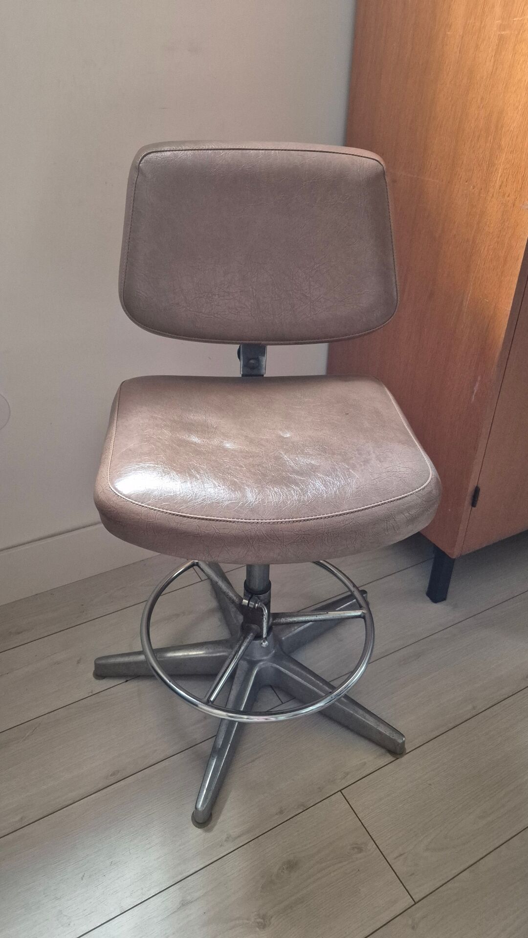 Laboratory chair