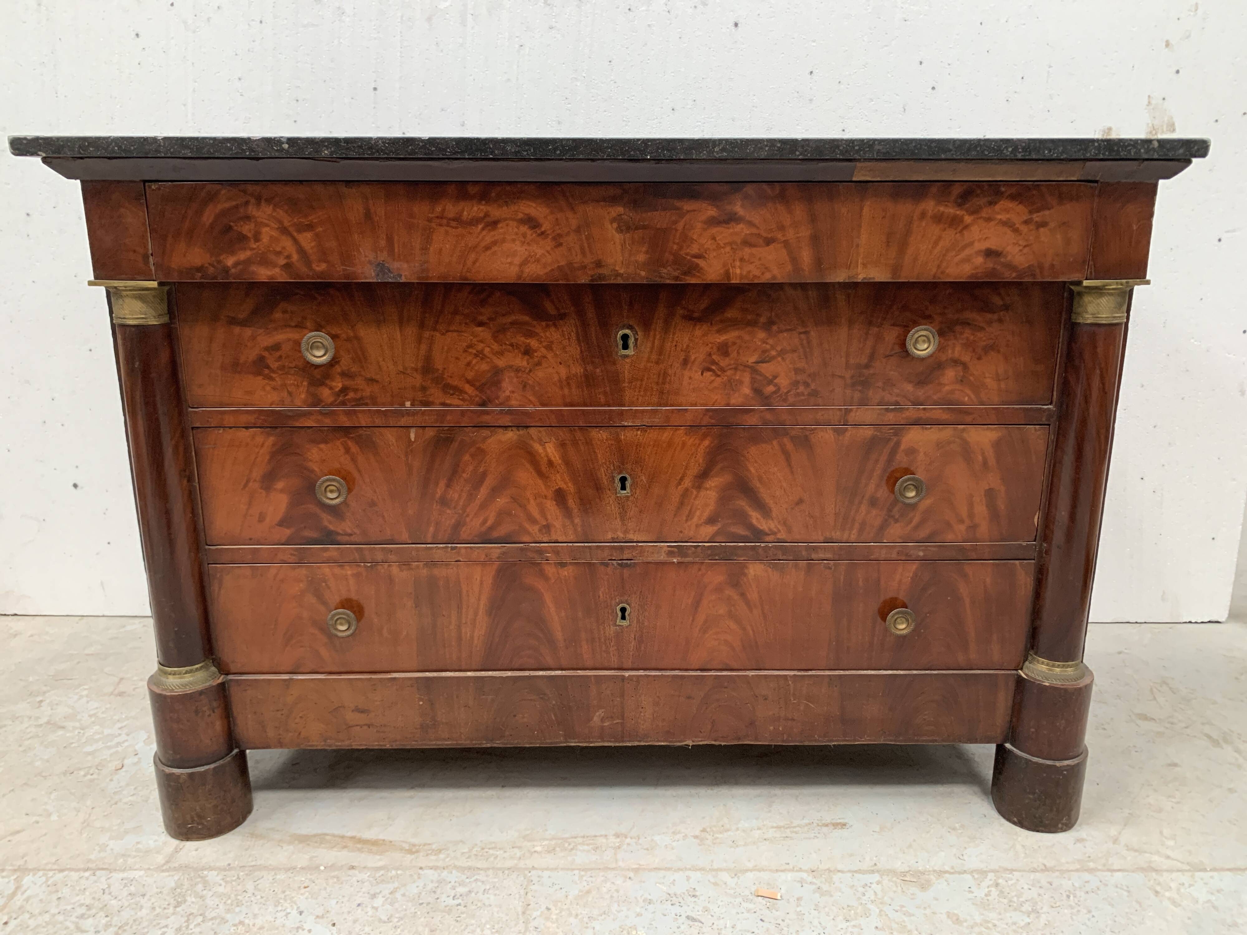 Commode Empire en acajou a demi colonnes XIX siècle
