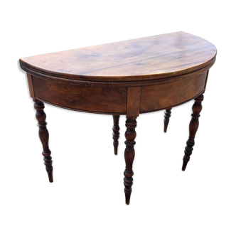 Half moon console opening on a solid walnut round table