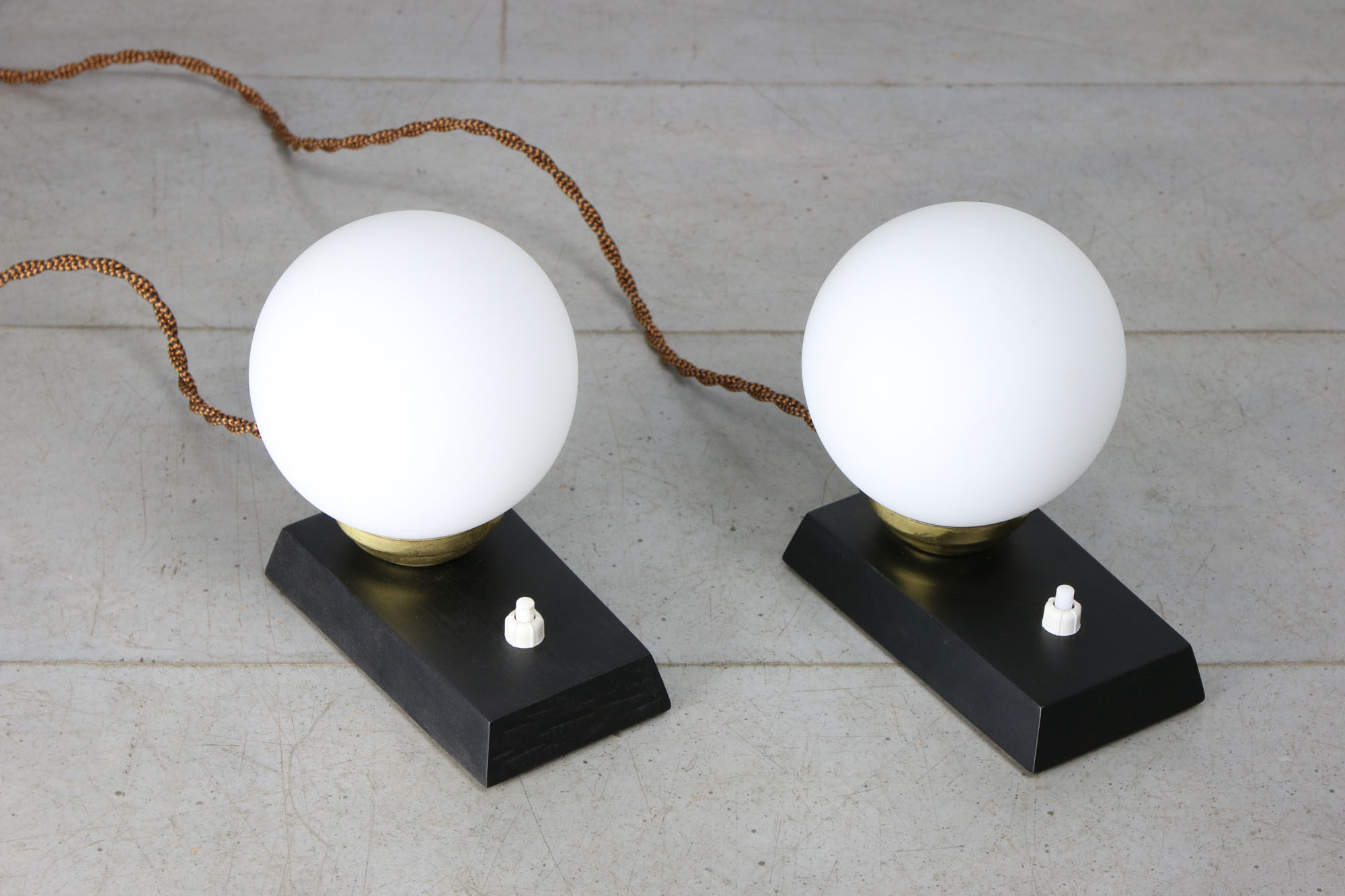Lampes de chevet mid-century en laiton & opalin