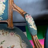 Paire de fauteuils brodés à la main. Noyer.