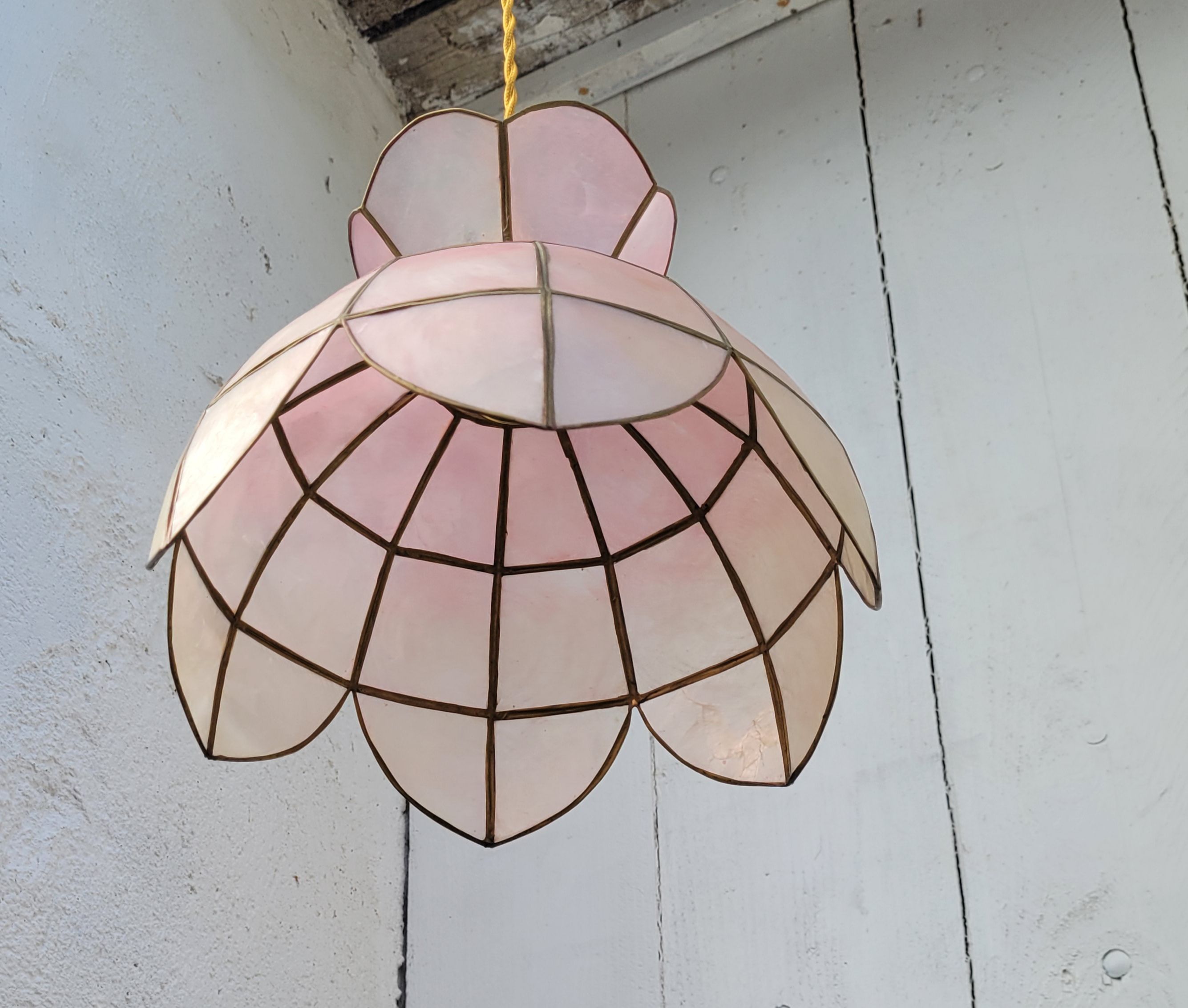 Suspension en laiton et nacre rose