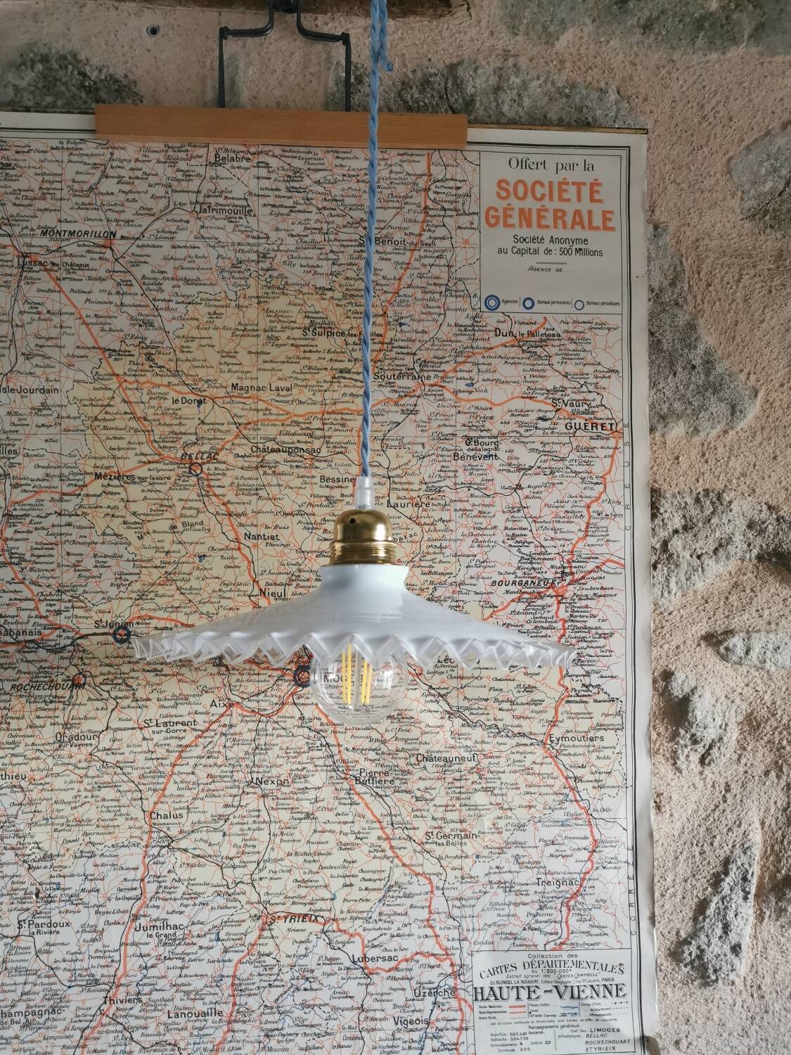 Suspension in white lace opaline, sky blue cable.