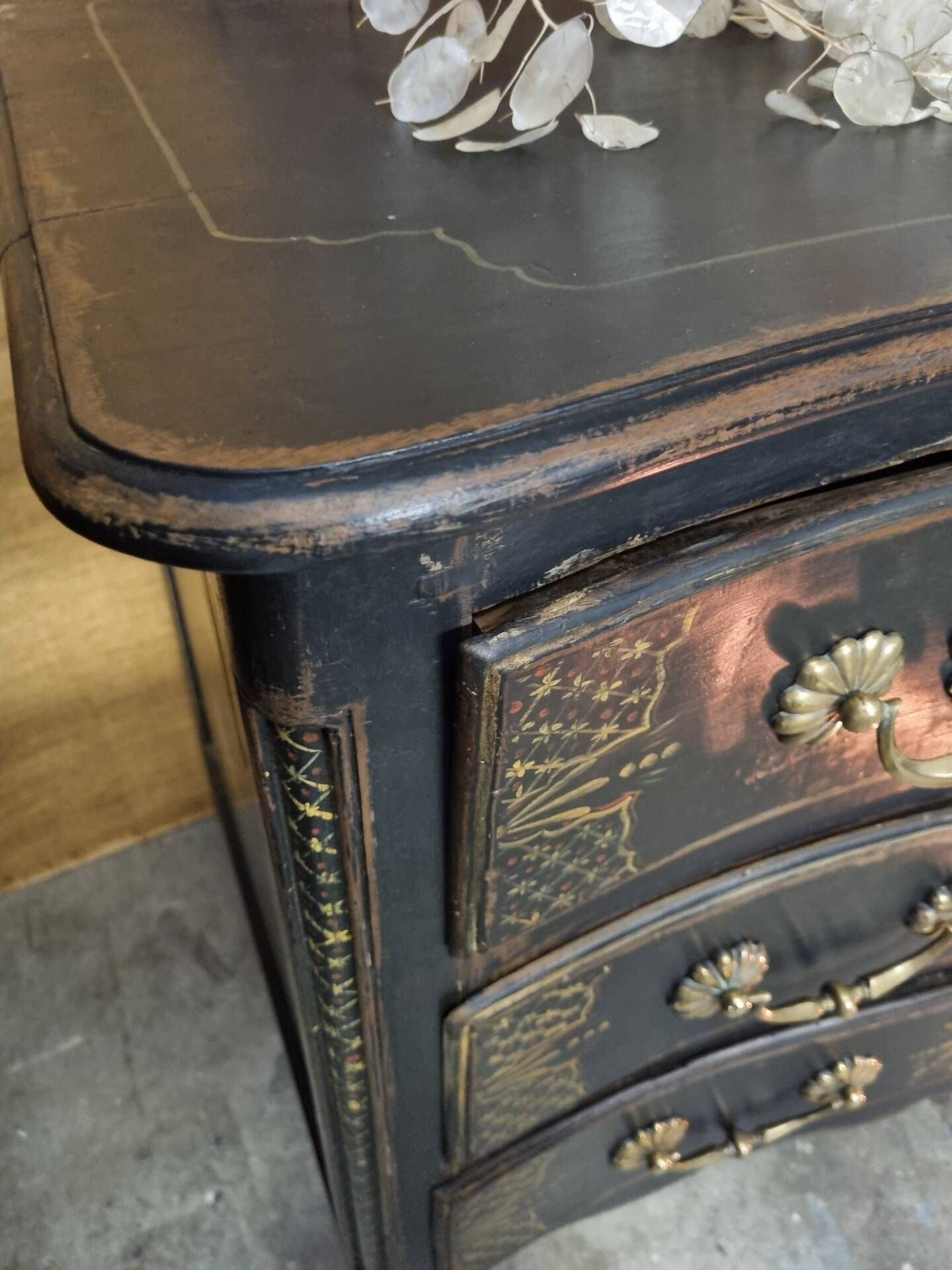 Chest of drawers
