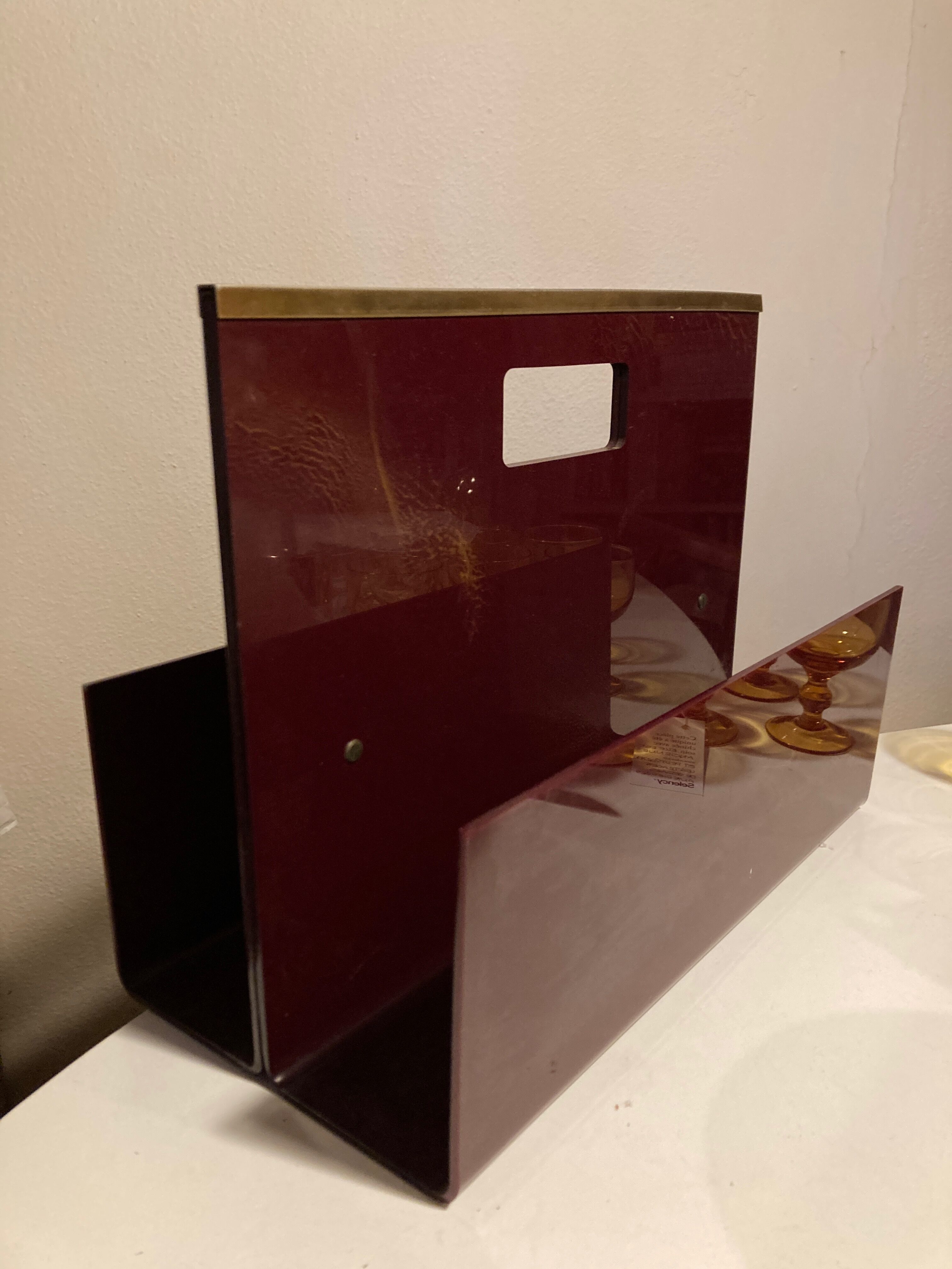 Produit BHV Porte revues Michel Dumas en lucite bordeaux et or