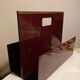 Produit BHV Porte revues Michel Dumas en lucite bordeaux et or