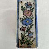 Flacon persan, vase ancien à décor polychrome de fleurs, style Kagjar, céramique ancienne