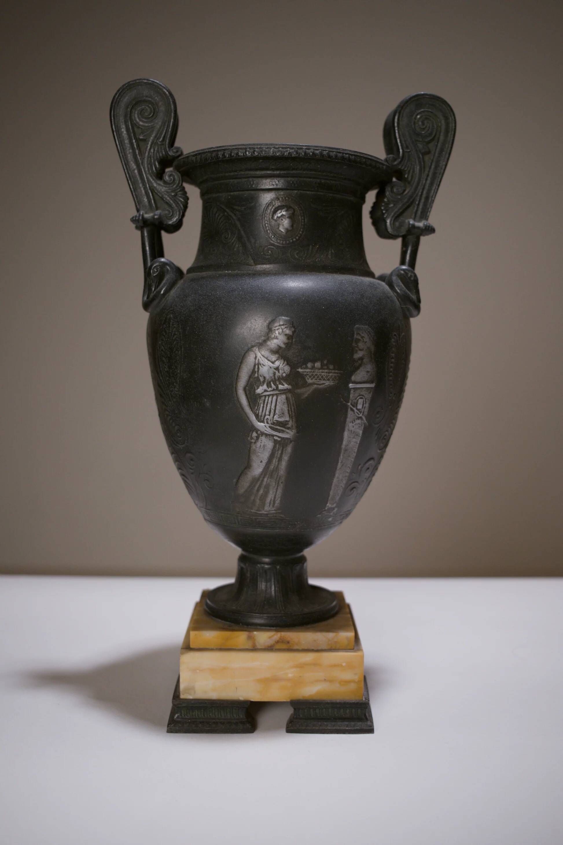 Paire de vases à l’antique, XIXe siècle