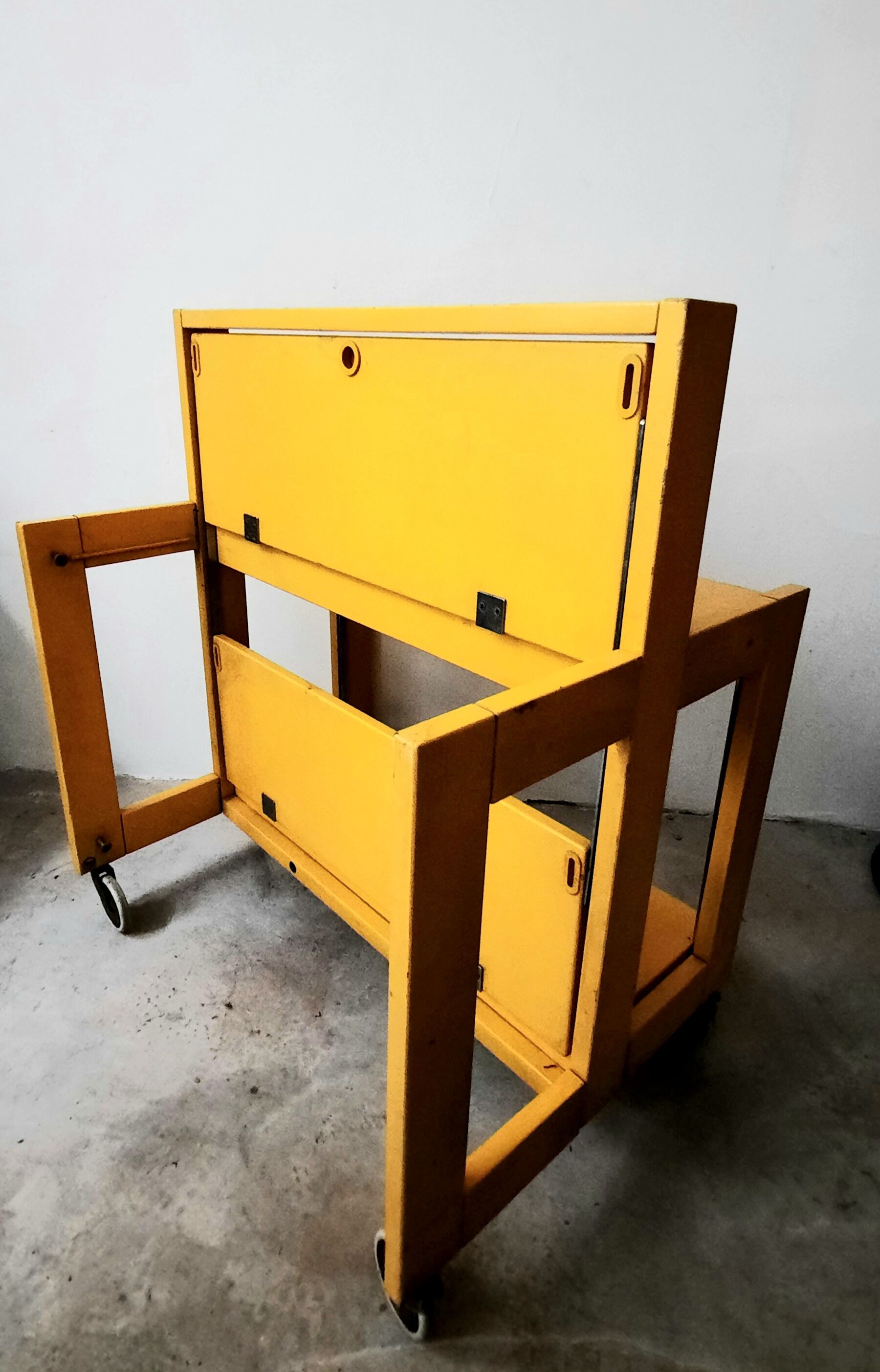 Rolling table / italian folding dessert by Ciatti in yellow laqué wood around 1970
