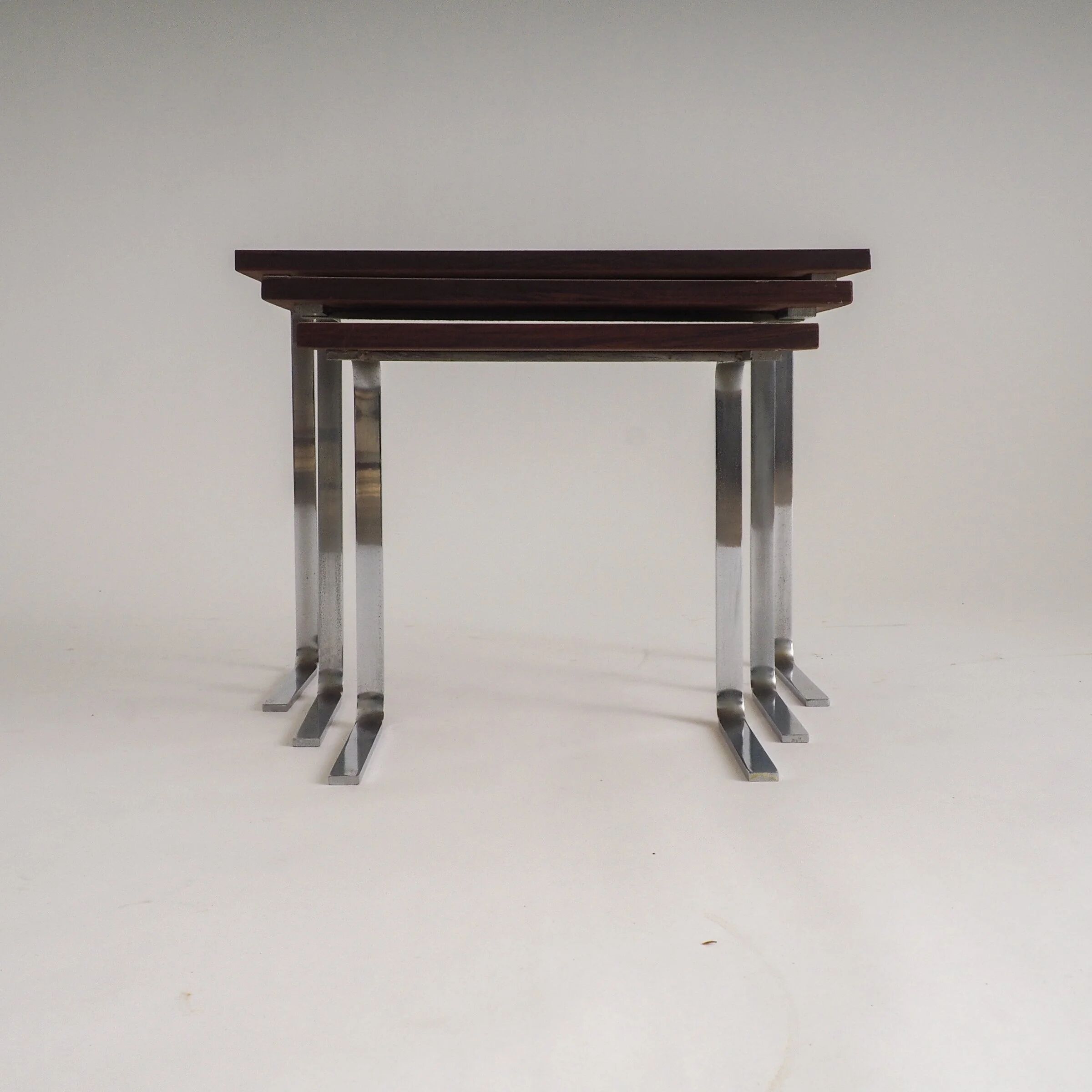 Set of 3 minimalistic nesting side tables