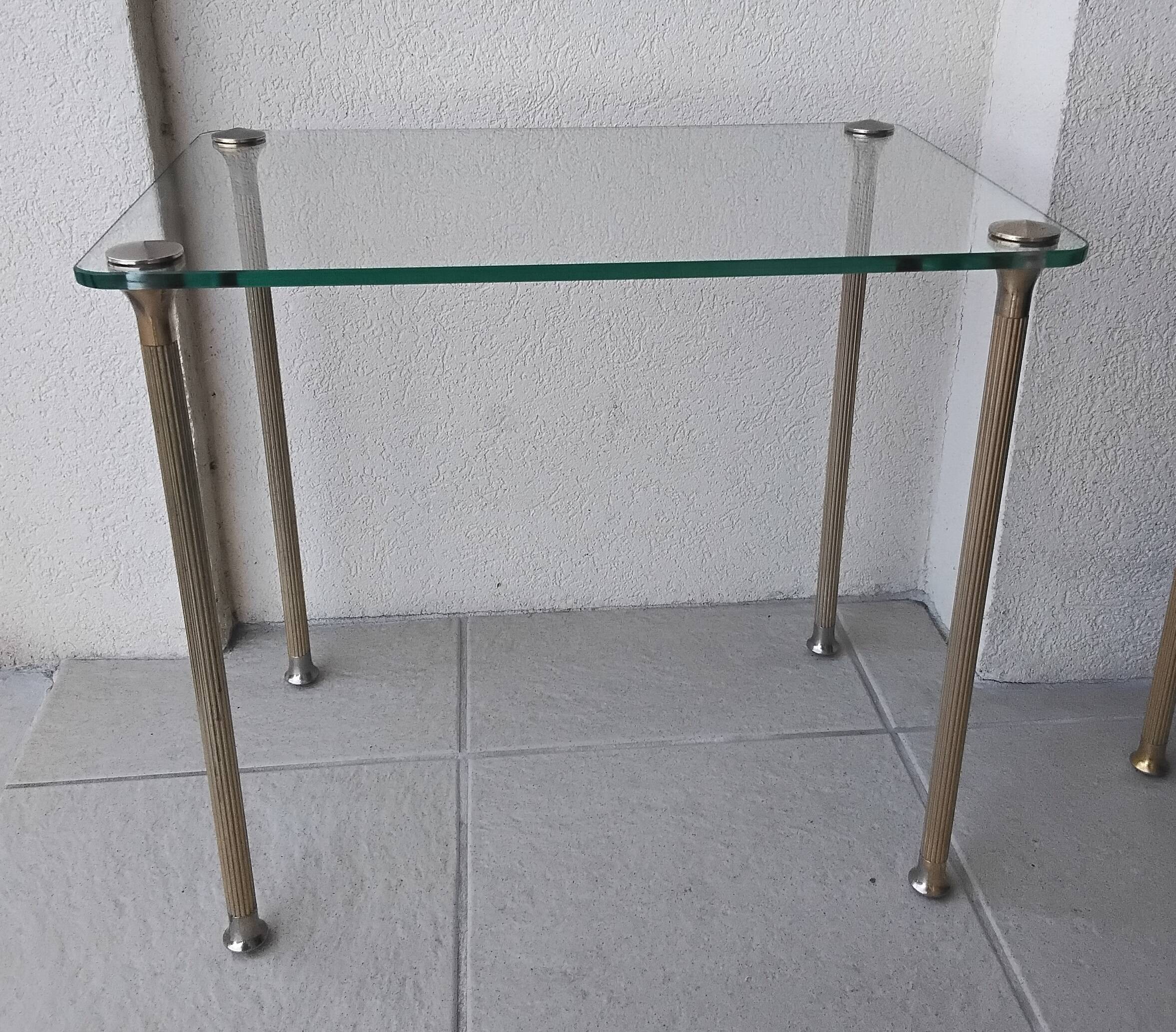 Tables gigognes en laiton et verre