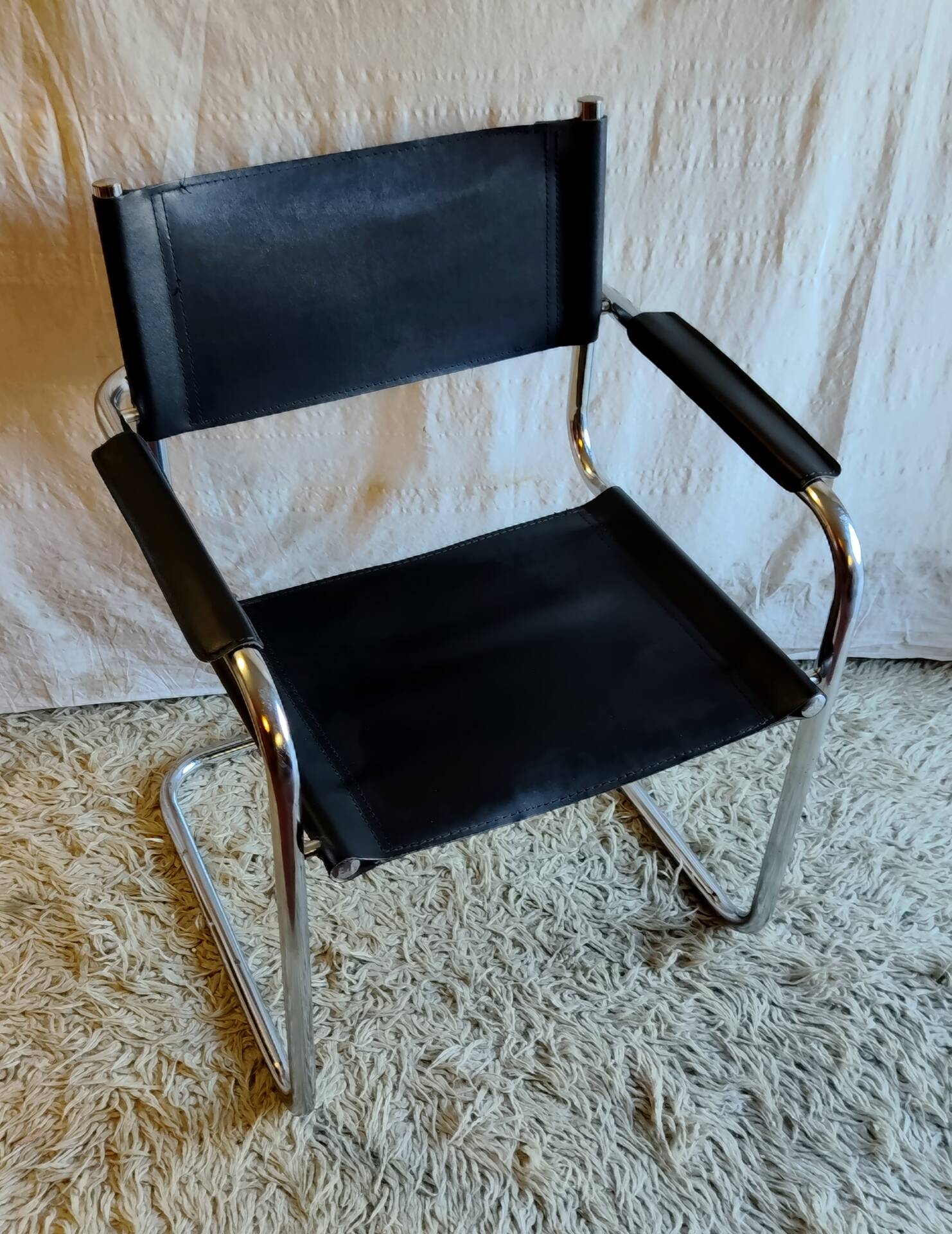 Bauhaus chair in chrome metal and leather - mid 20th century.