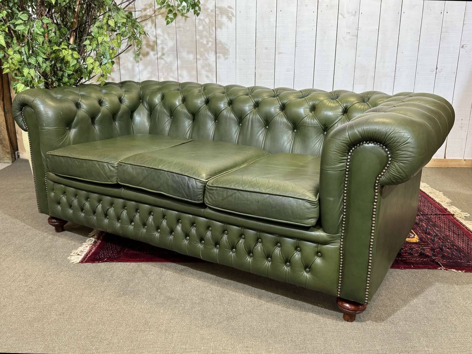 Chesterfield leather 3-seater sofa with mahogany legs - English craftsmanship