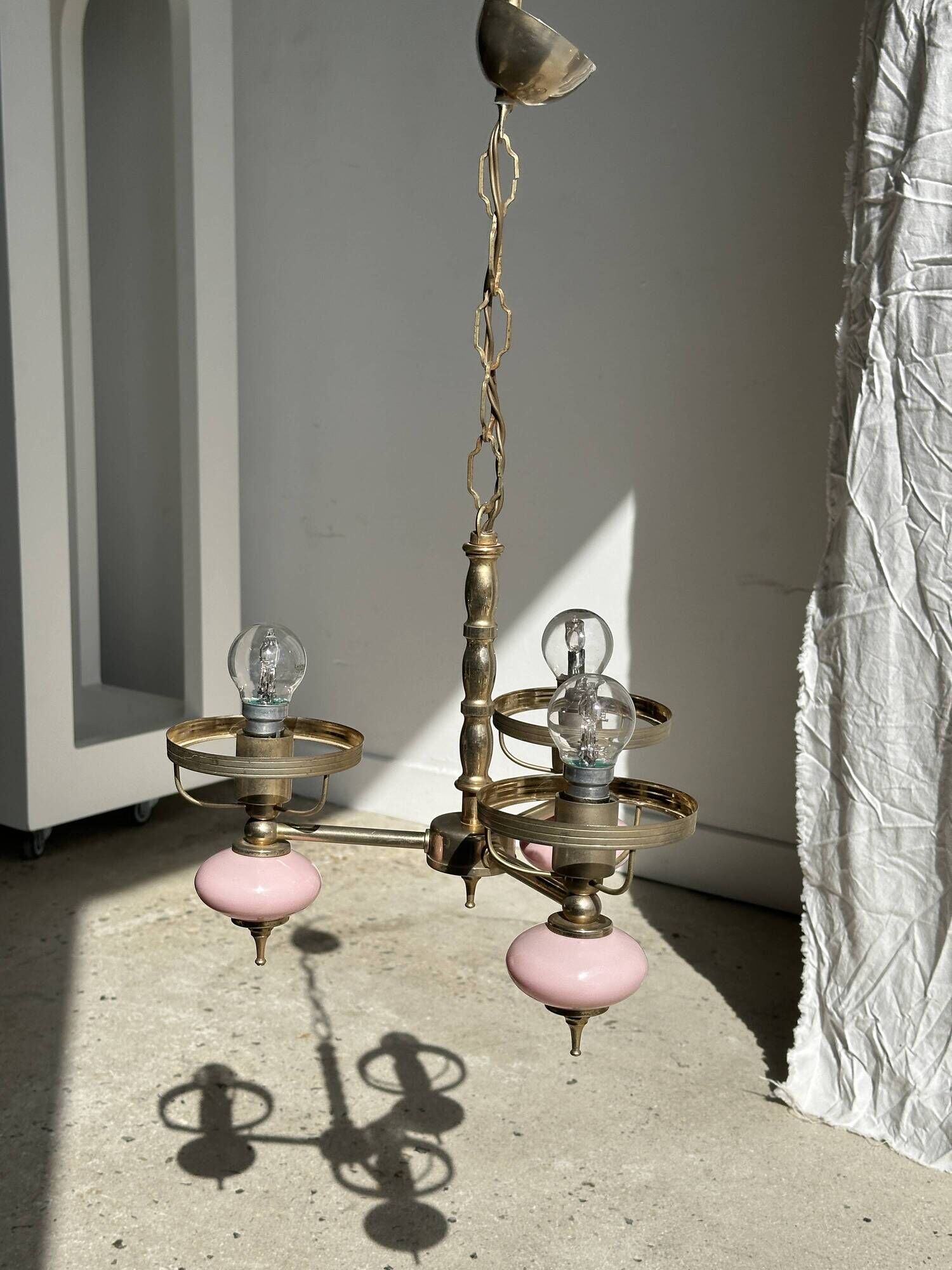Petit lustre rose et doré à 3 bras de lumières