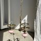 Petit lustre rose et doré à 3 bras de lumières