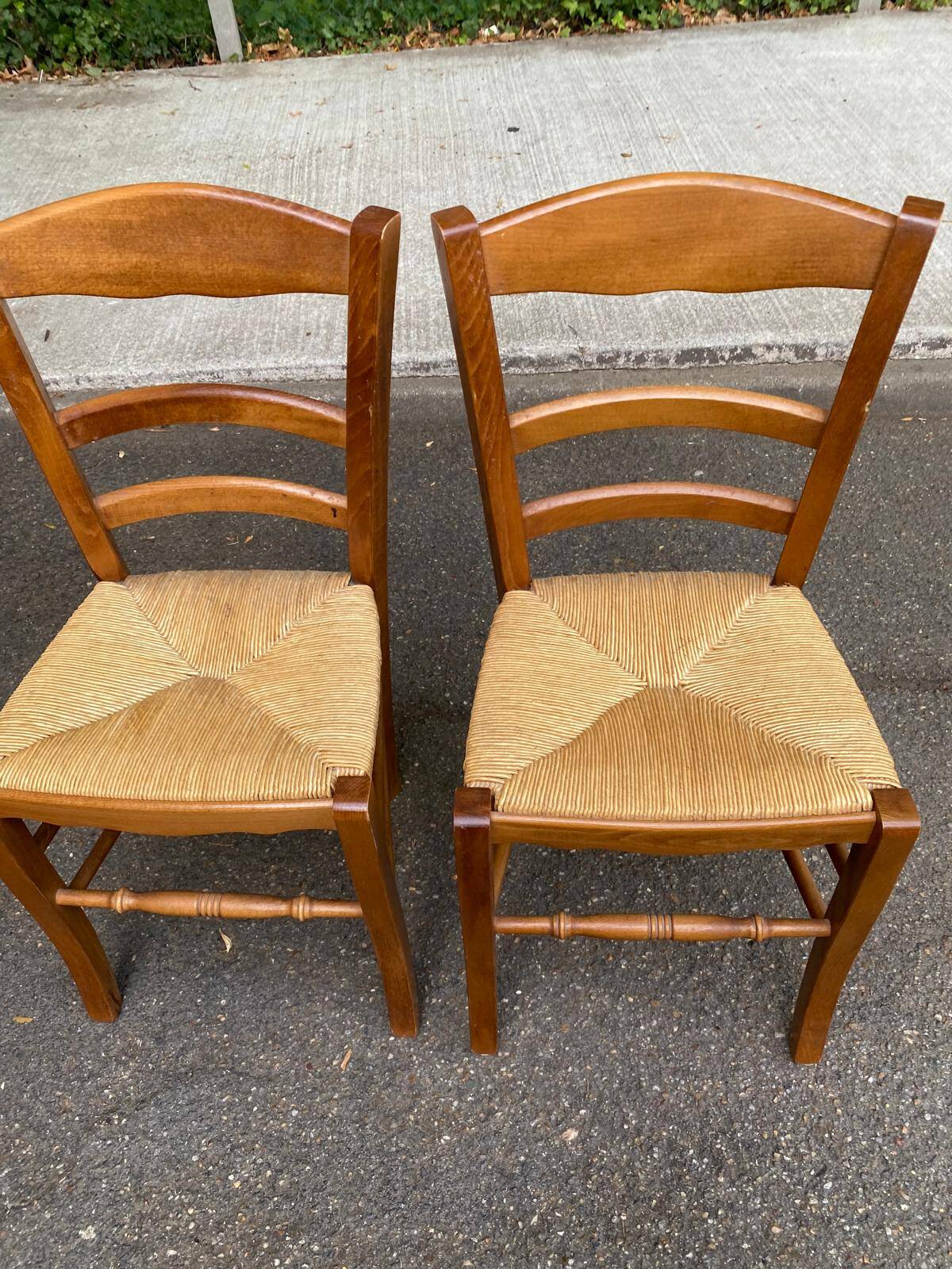 2 wooden dining chairs with rush seats from the 1970s.