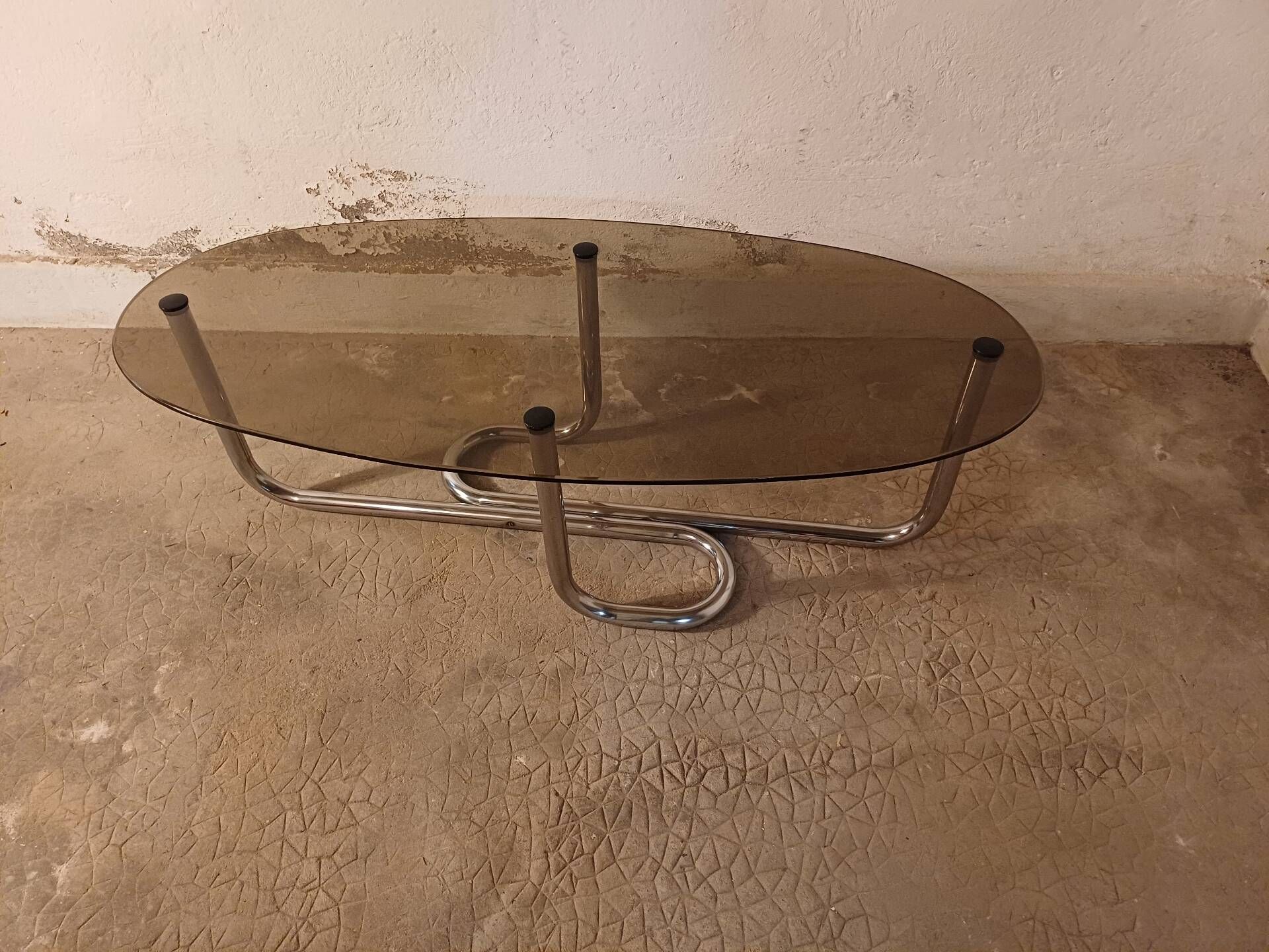 Table basse en verre fumé et métal chromé