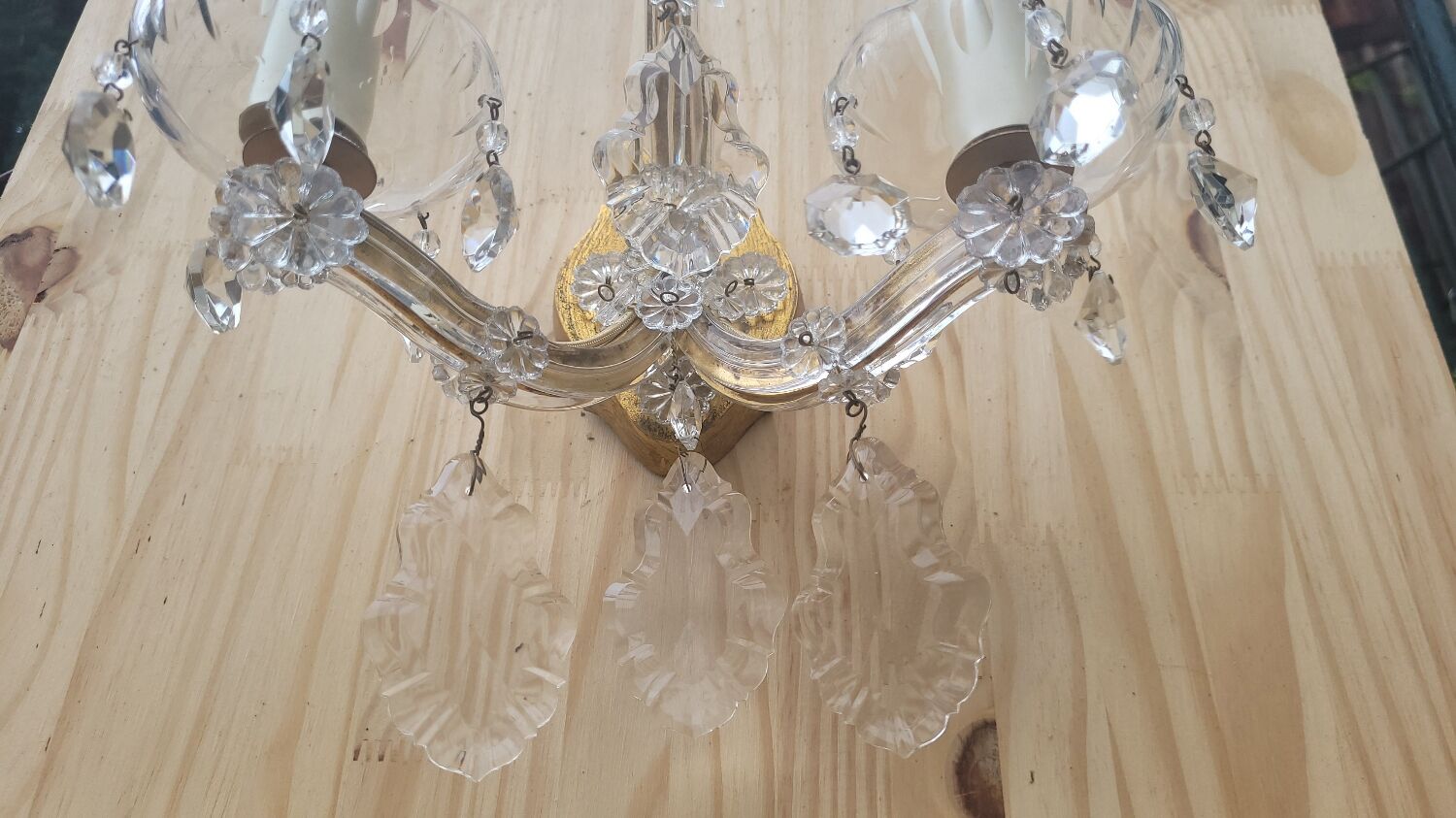 Glass wall lamp and tassels