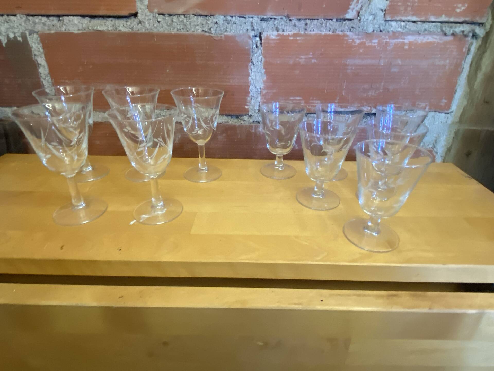 11 verres à pied à vin et eau en verre décor gravé vintage