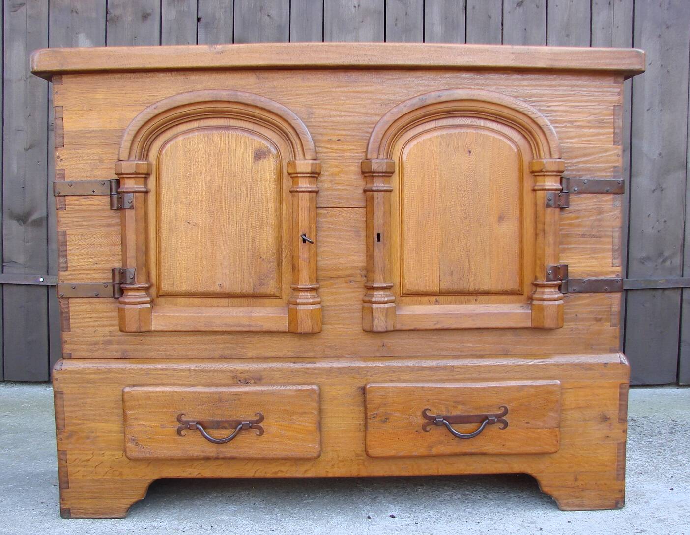 Rustic oak chest of drawers from the 1950s | Solid wood | Hand-forged fitti