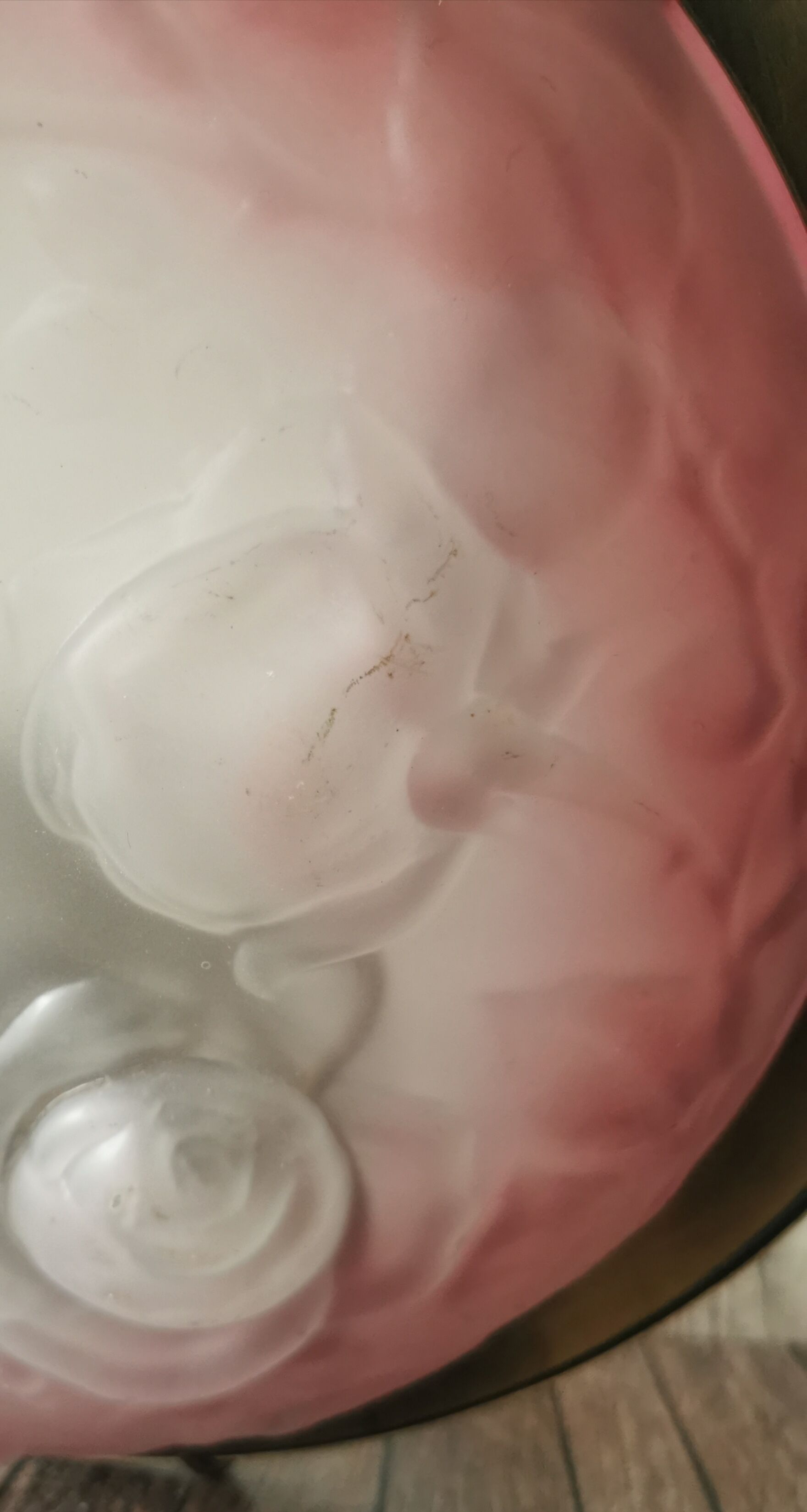Suspension pink glass paste
