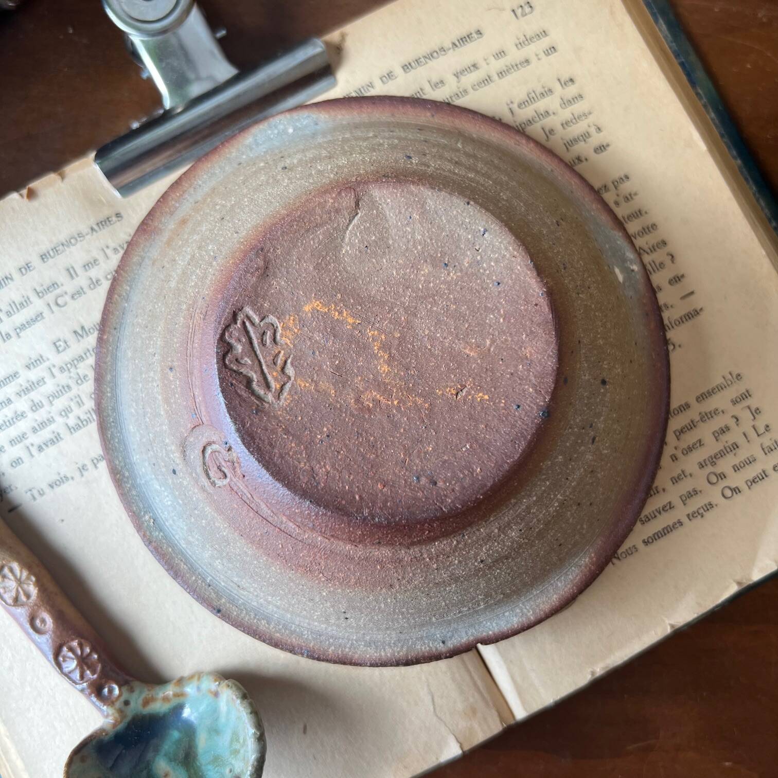 Bol artisanal en grès vernissé