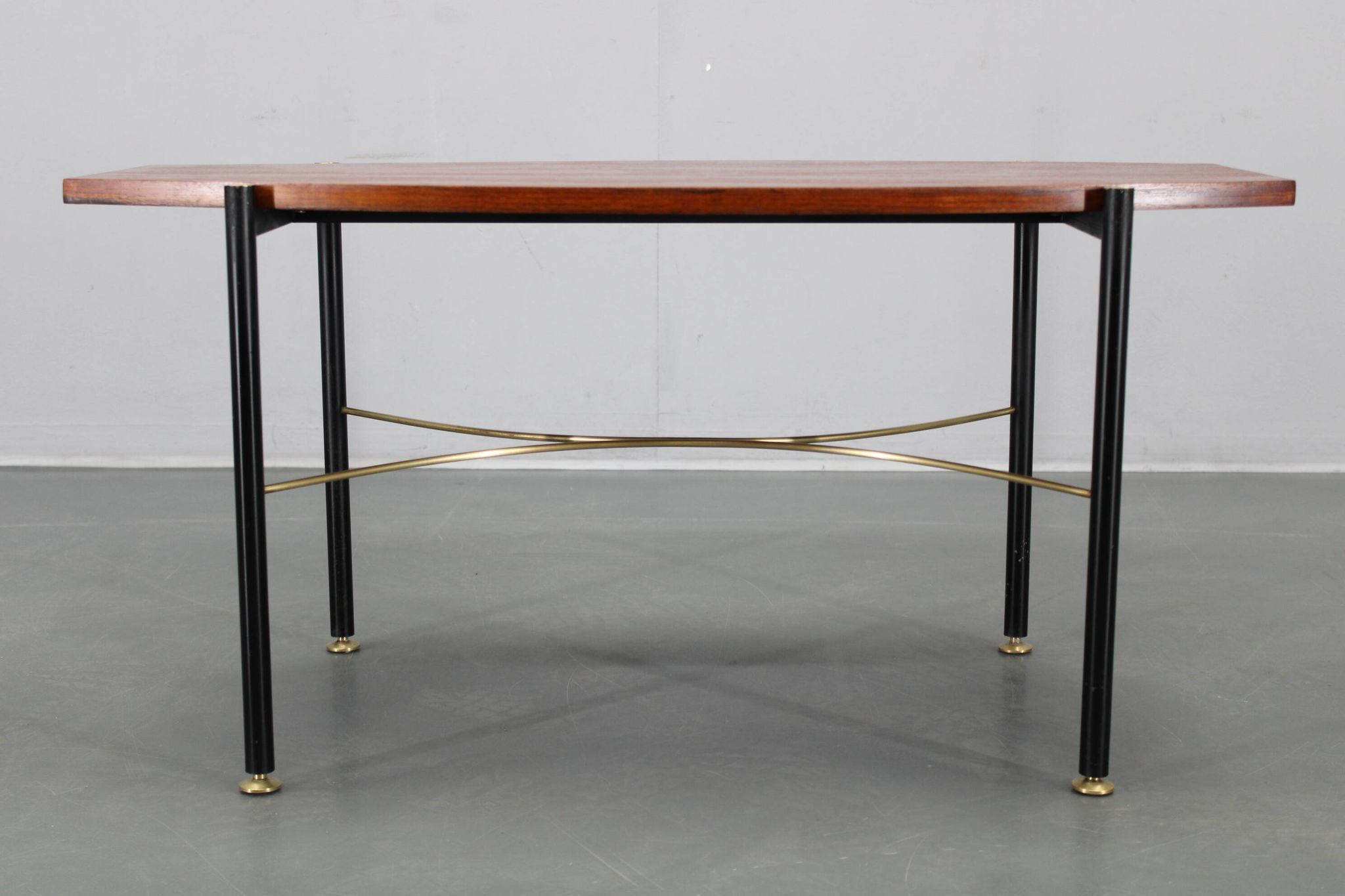 Table basse italienne des années 1970, placage en teck, piètement en métal et laiton