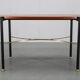 Table basse italienne des années 1970, placage en teck, piètement en métal et laiton