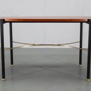 Table basse italienne des années 1970, placage en teck, piètement en métal et laiton