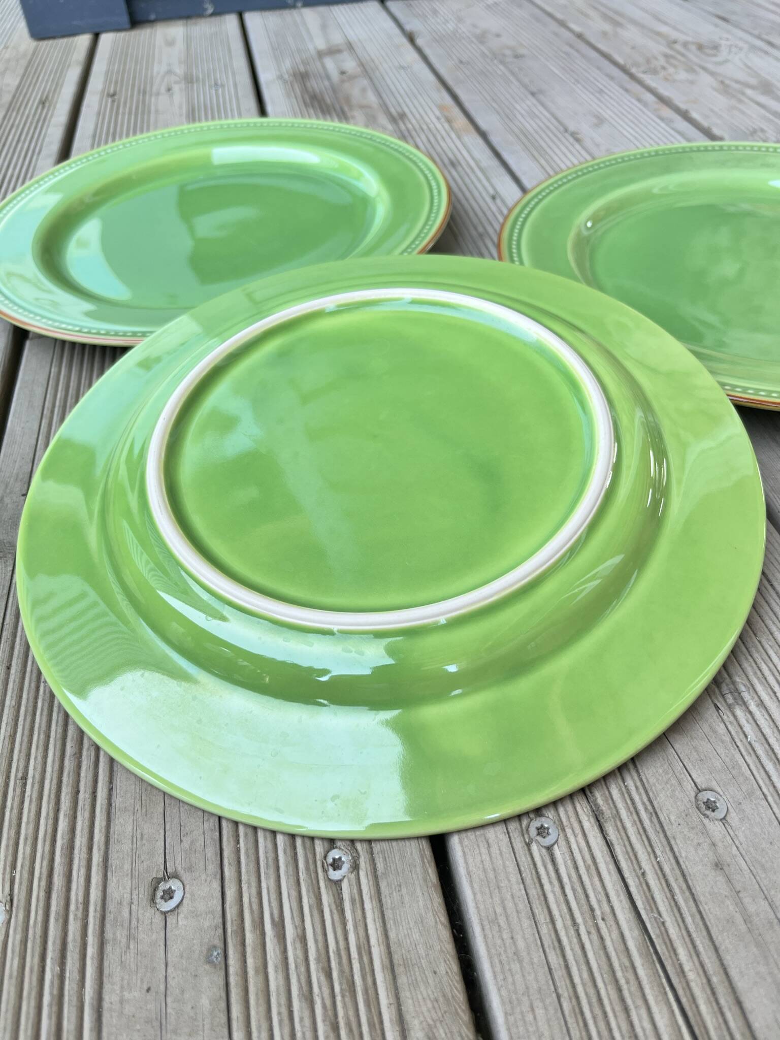 3 assiettes plates vertes