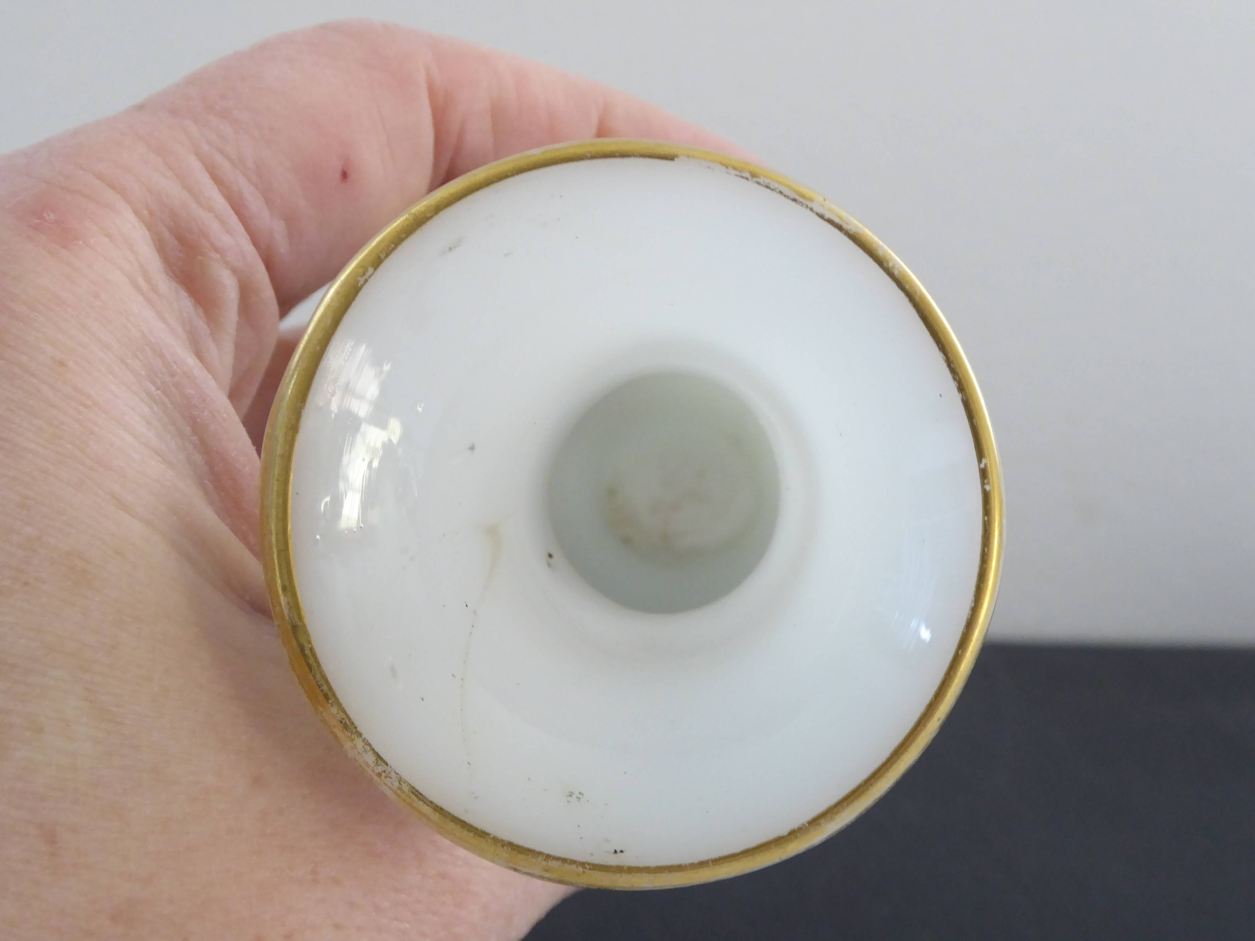 Vase miniature en opaline