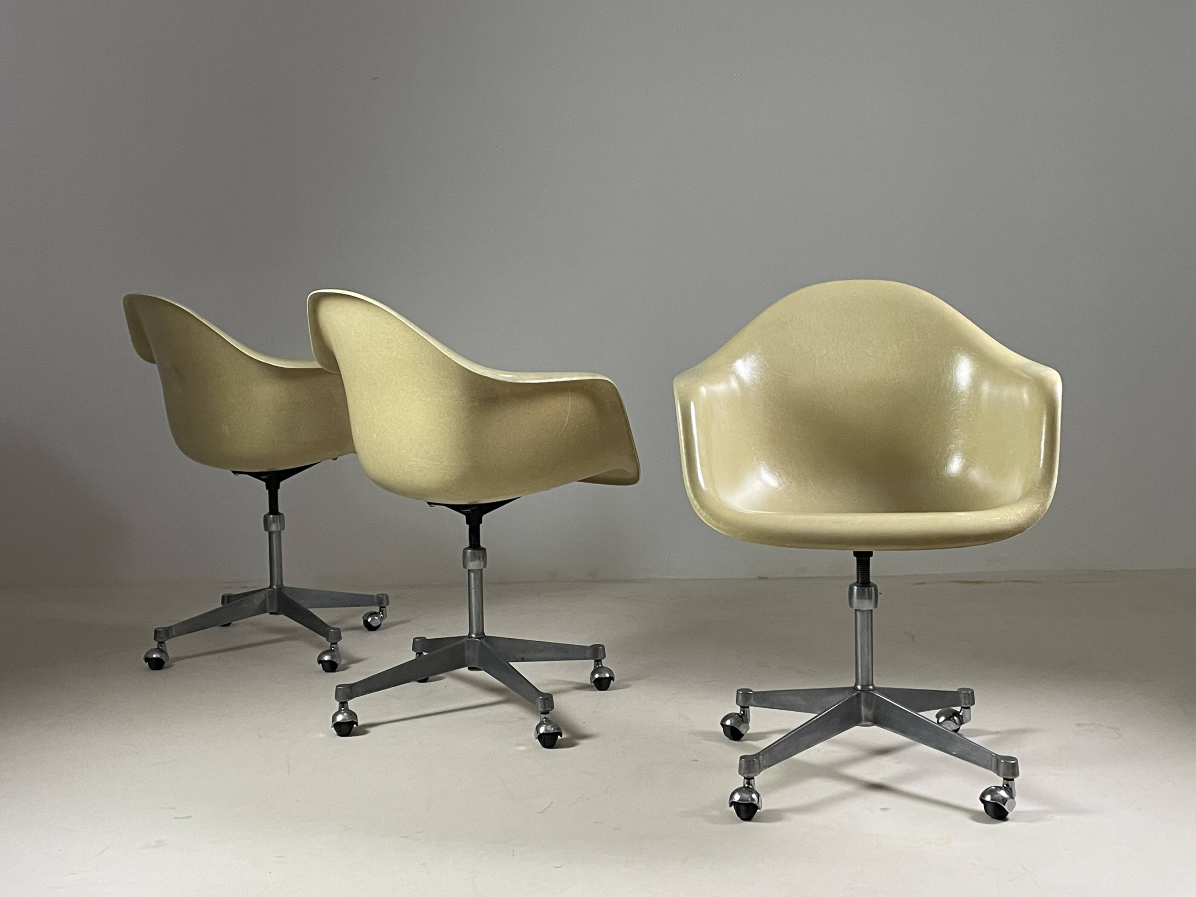 Fiberglass armchair by Charles Eames for Herman Miller, 1960