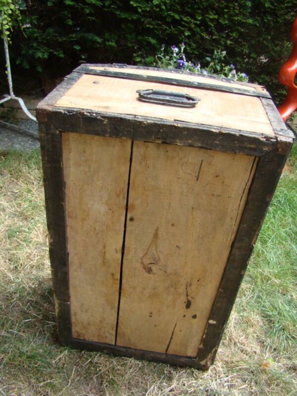 Malle bombée ancienne