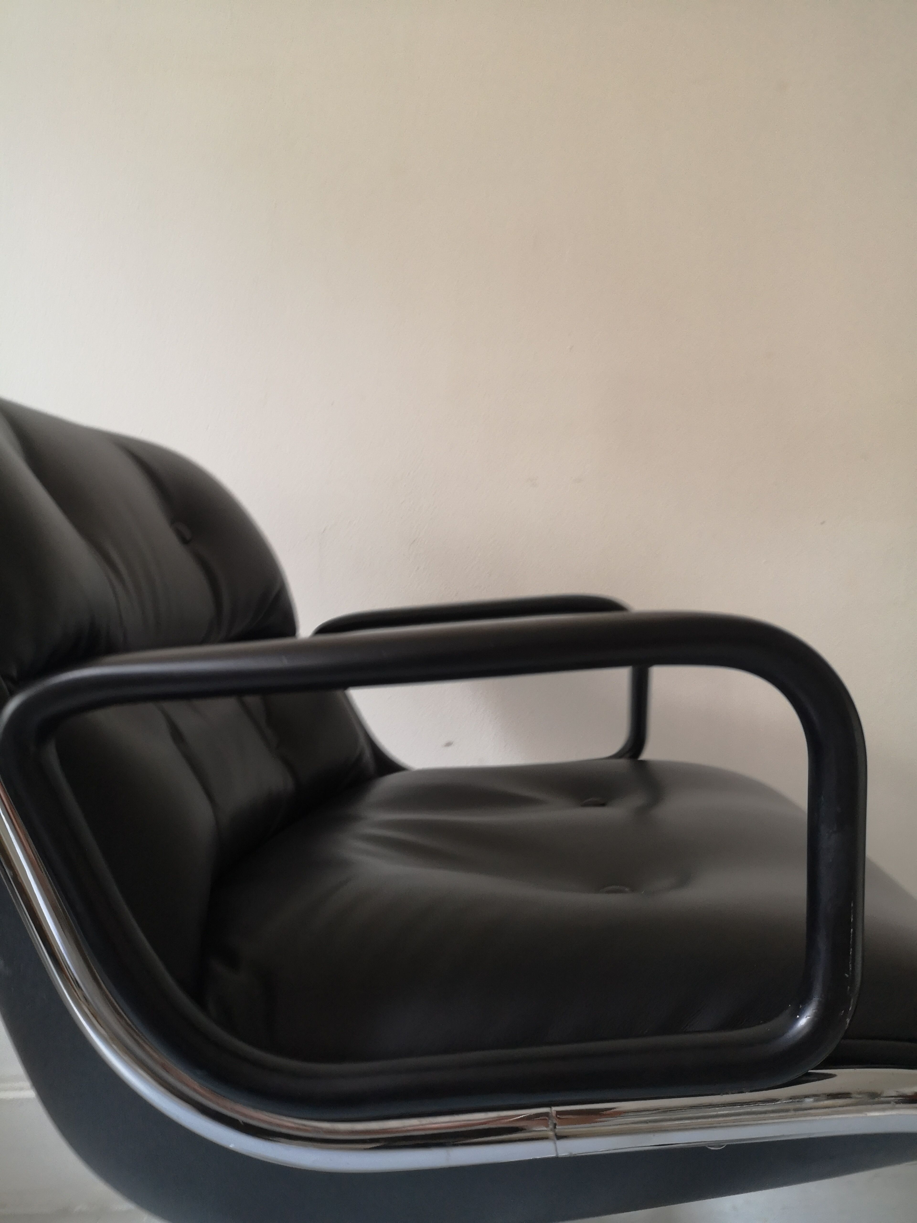 Fauteuil de bureau en cuir noir by Charles pollock pour Knoll,1970