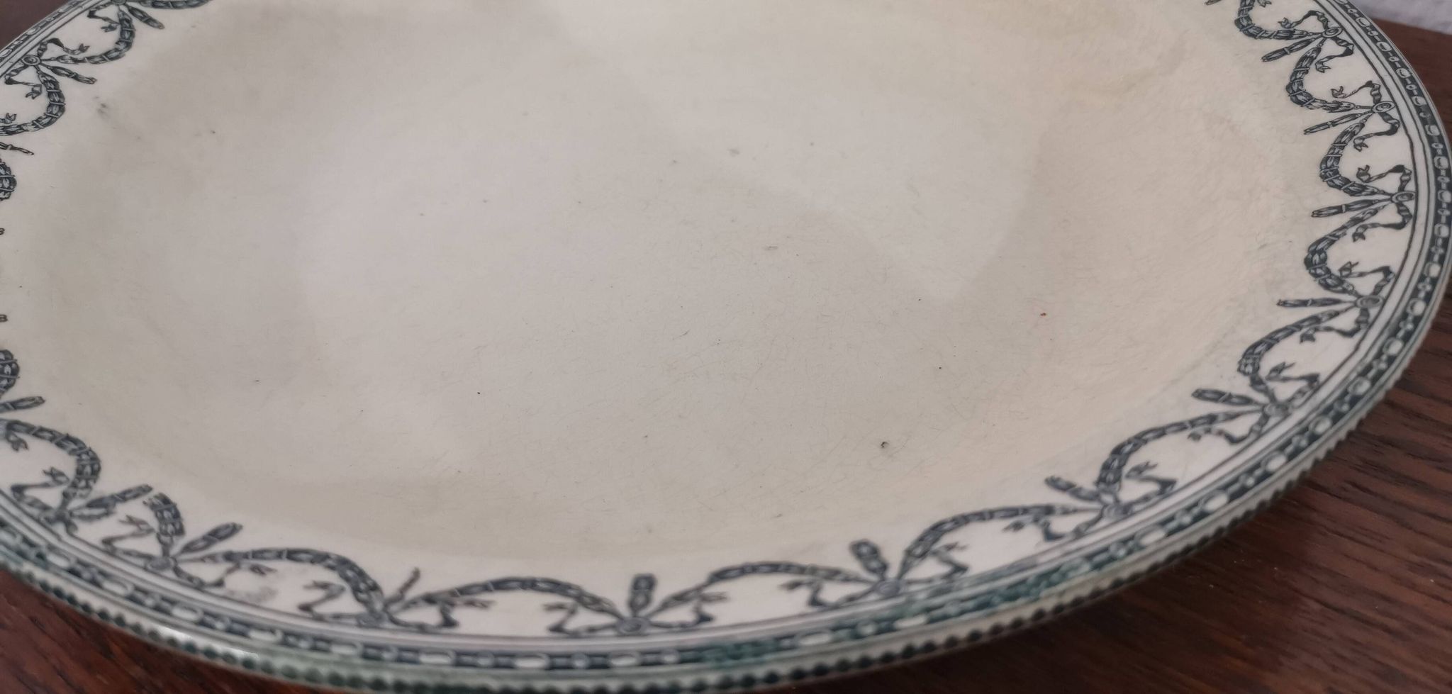 Iron earth hollow dish ec Salins, Louis XVI garlands