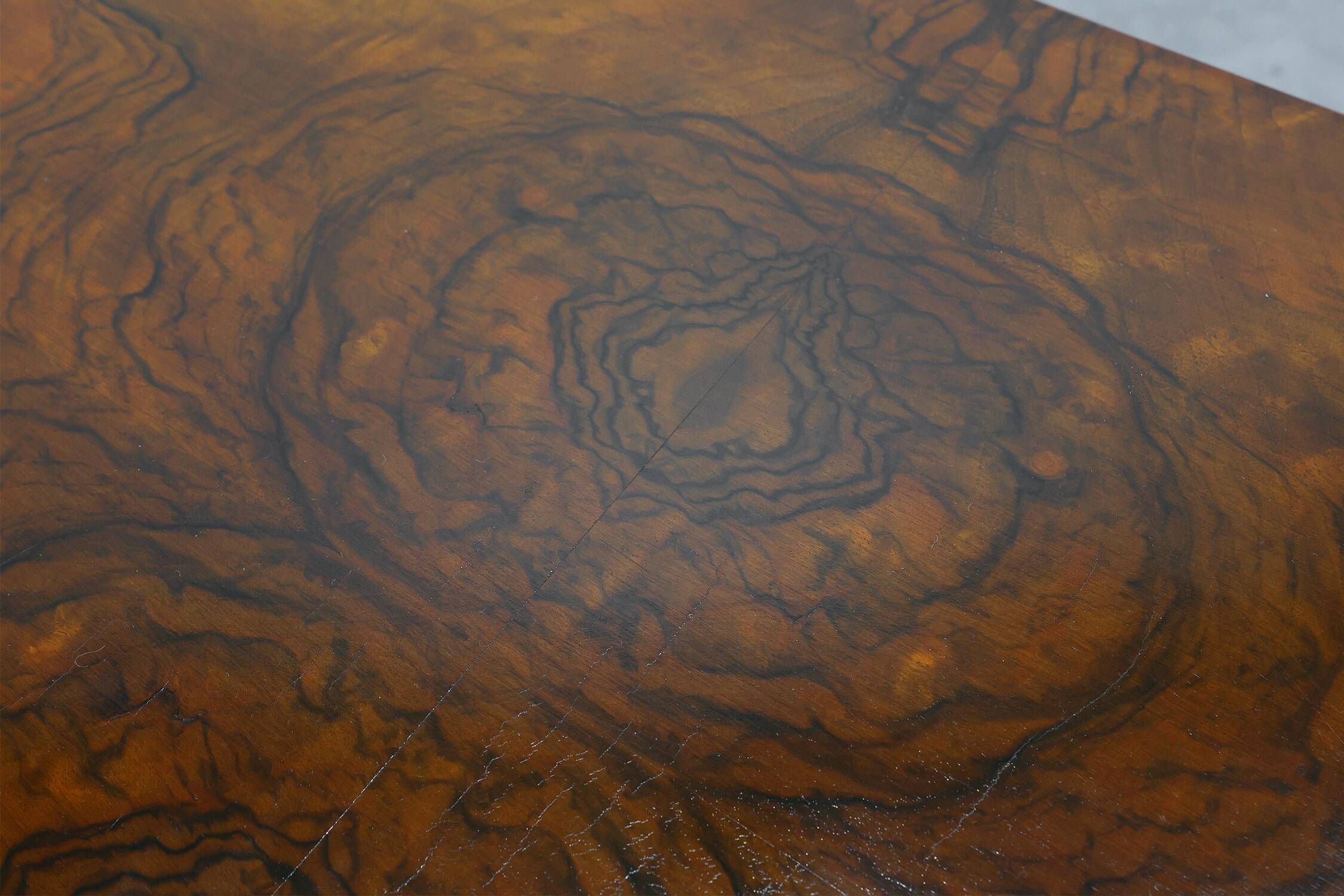 Table basse en placage de noyer Art Déco, Belgique, vers 1920