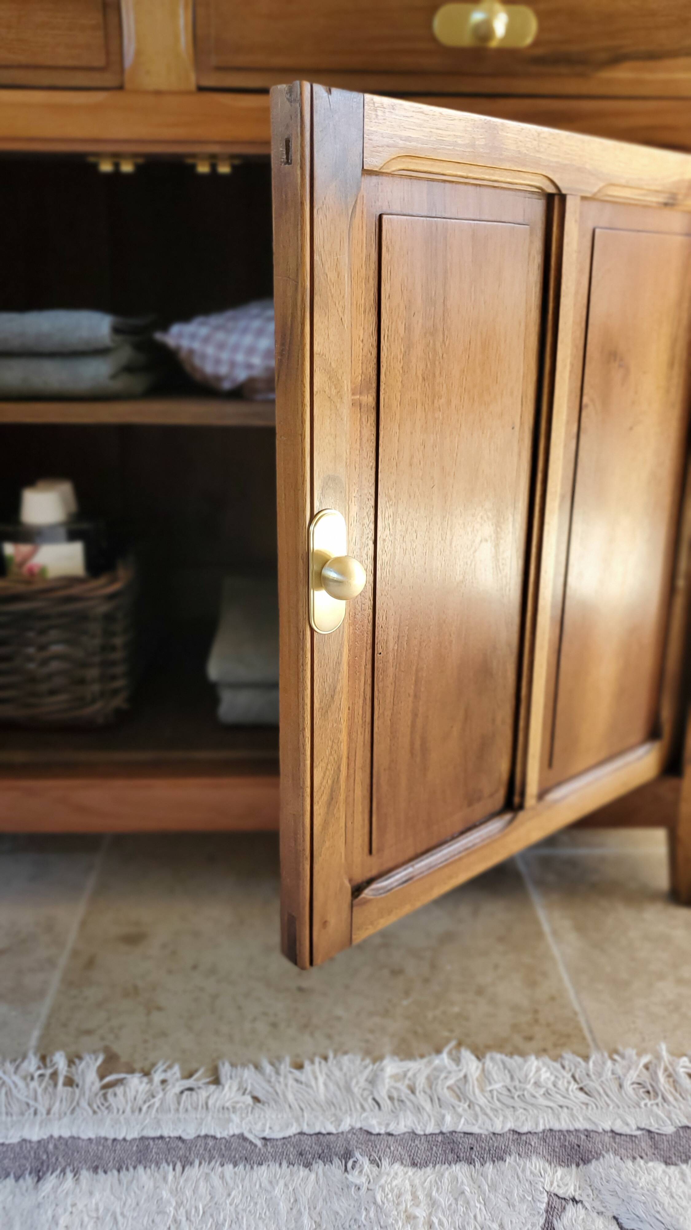 Vanity unit in solid walnut and Zimbabwean granite.