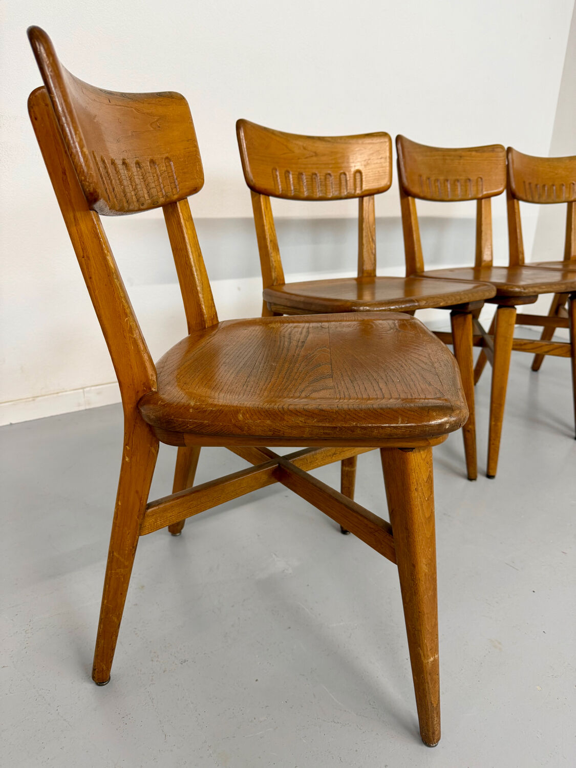 Set of 4 vintage solid oak chairs, 1960s design with sculpted backrest.