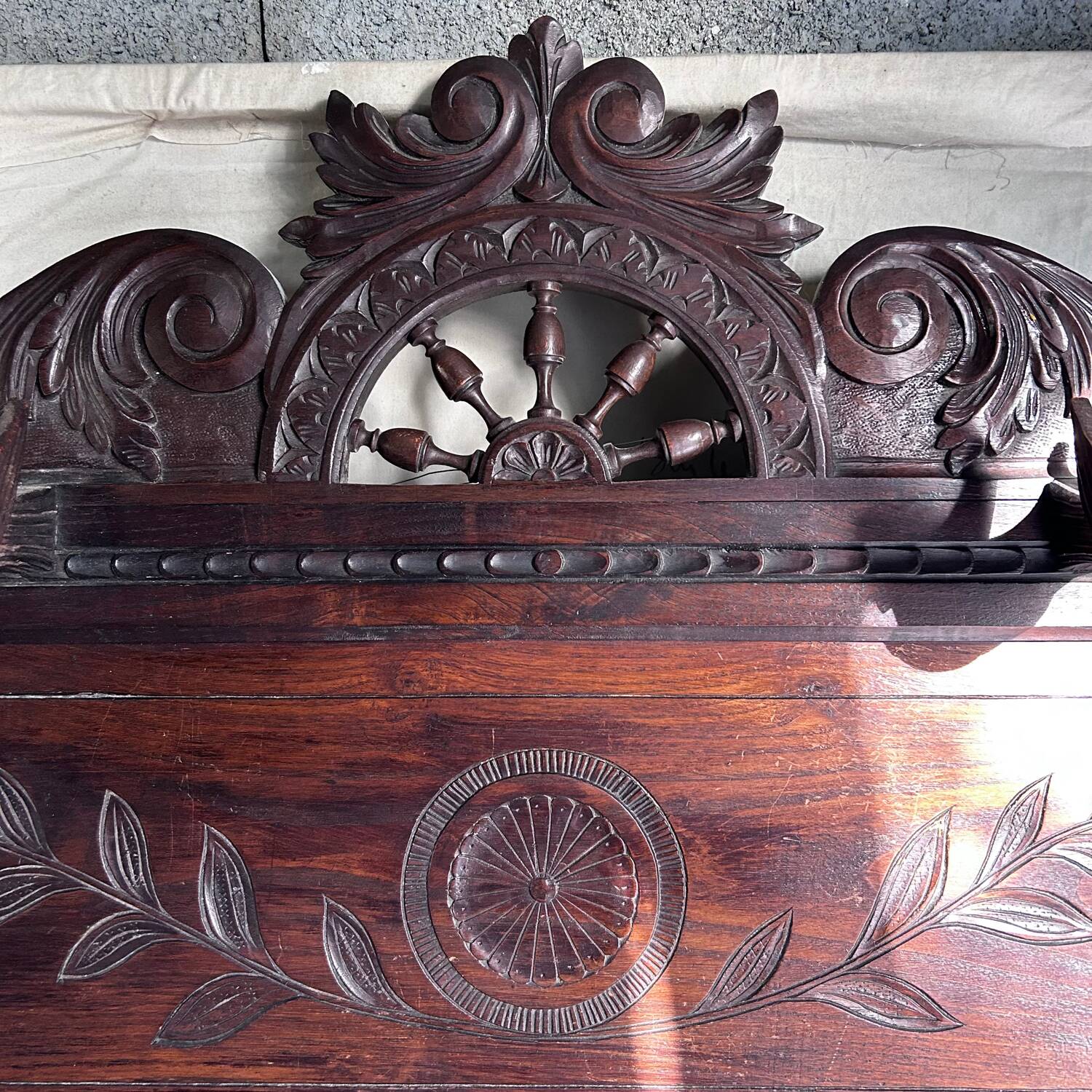 Breton panel with 5 hooks and carved birds