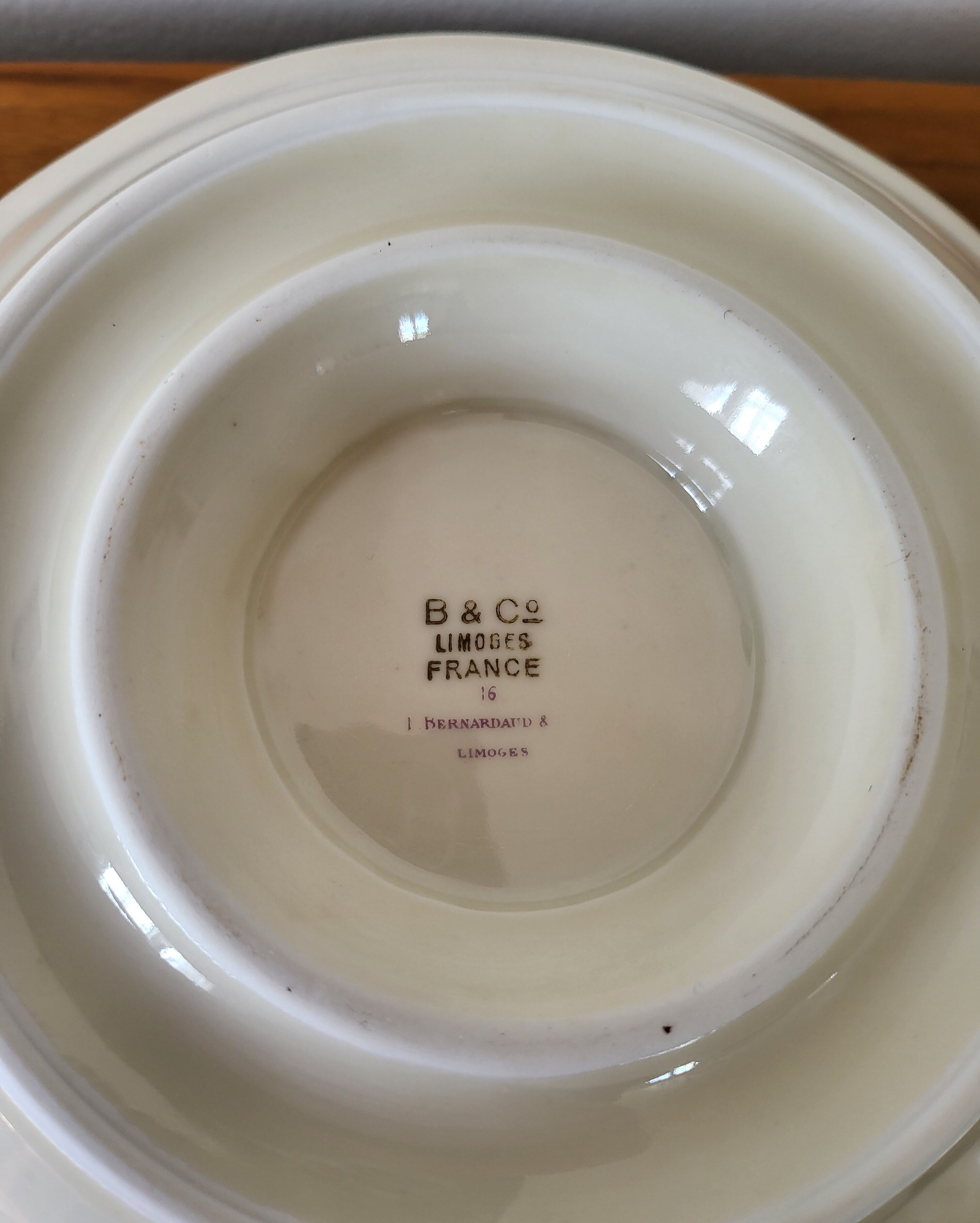 Limoges Bernardaud. Sauce boat in porcelain with floral decorations.