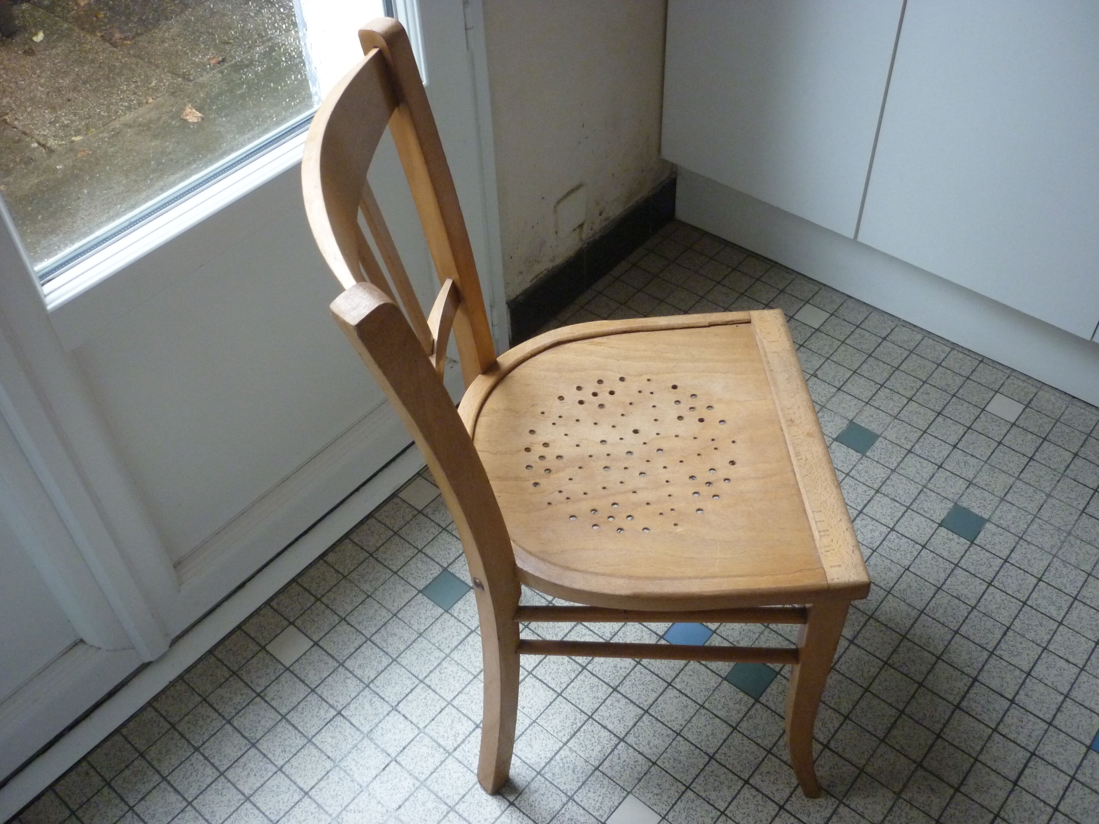 Chaise de bistrot bois vintage Luterma assise percée